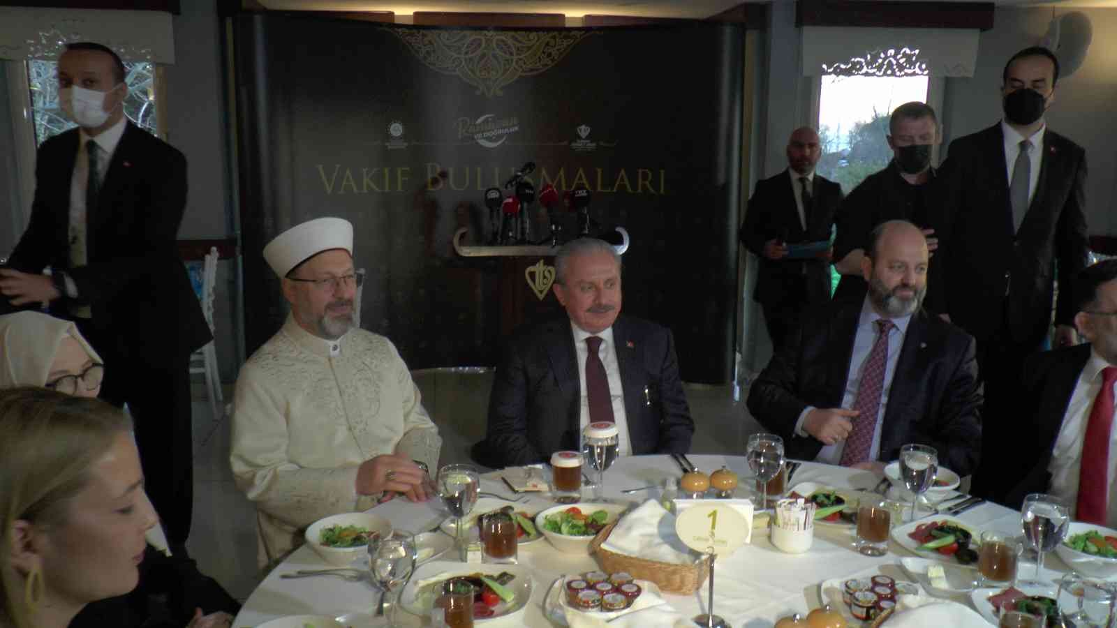 TBMM Başkanı Mustafa Şentop ile Diyanet İşleri Başkanı Ali Erbaş, Üsküdar’da Türkiye Diyanet Vakfı Bağışçıları ve Balkan STK’larının katıldığı ...