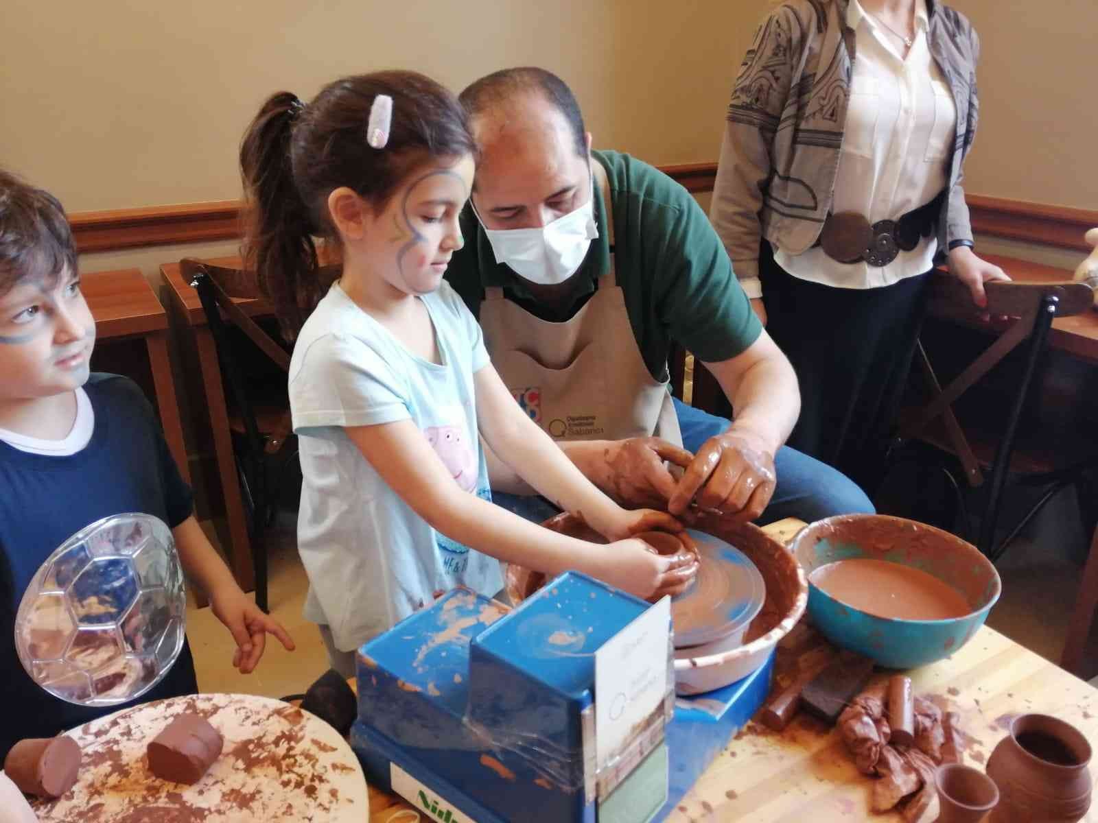 Kadıköy’de bulunan ve asli fonksiyonunda kullanılamayan tarihi Göztepe İstasyon Binası, yapılan restorasyon ve düzenlemenin ardından vatandaşlar ...