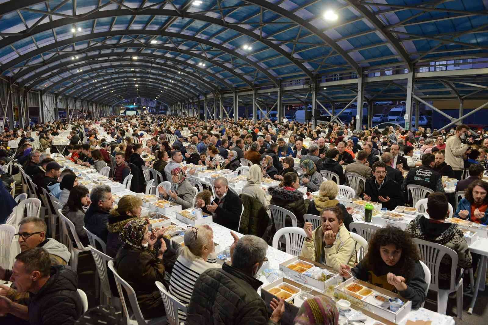 Tekirdağ’da Süleymanpaşa Belediyesi tarafından düzenlenen iftar programı ile 3 bin 500 kişi Ramazan aynının ilk iftarında birlikte orucunu açtı ...