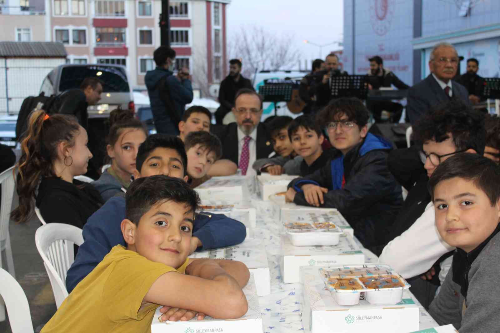 Tekirdağ’da Süleymanpaşa Belediyesi tarafından düzenlenen iftar programı ile 3 bin 500 kişi Ramazan aynının ilk iftarında birlikte orucunu açtı ...