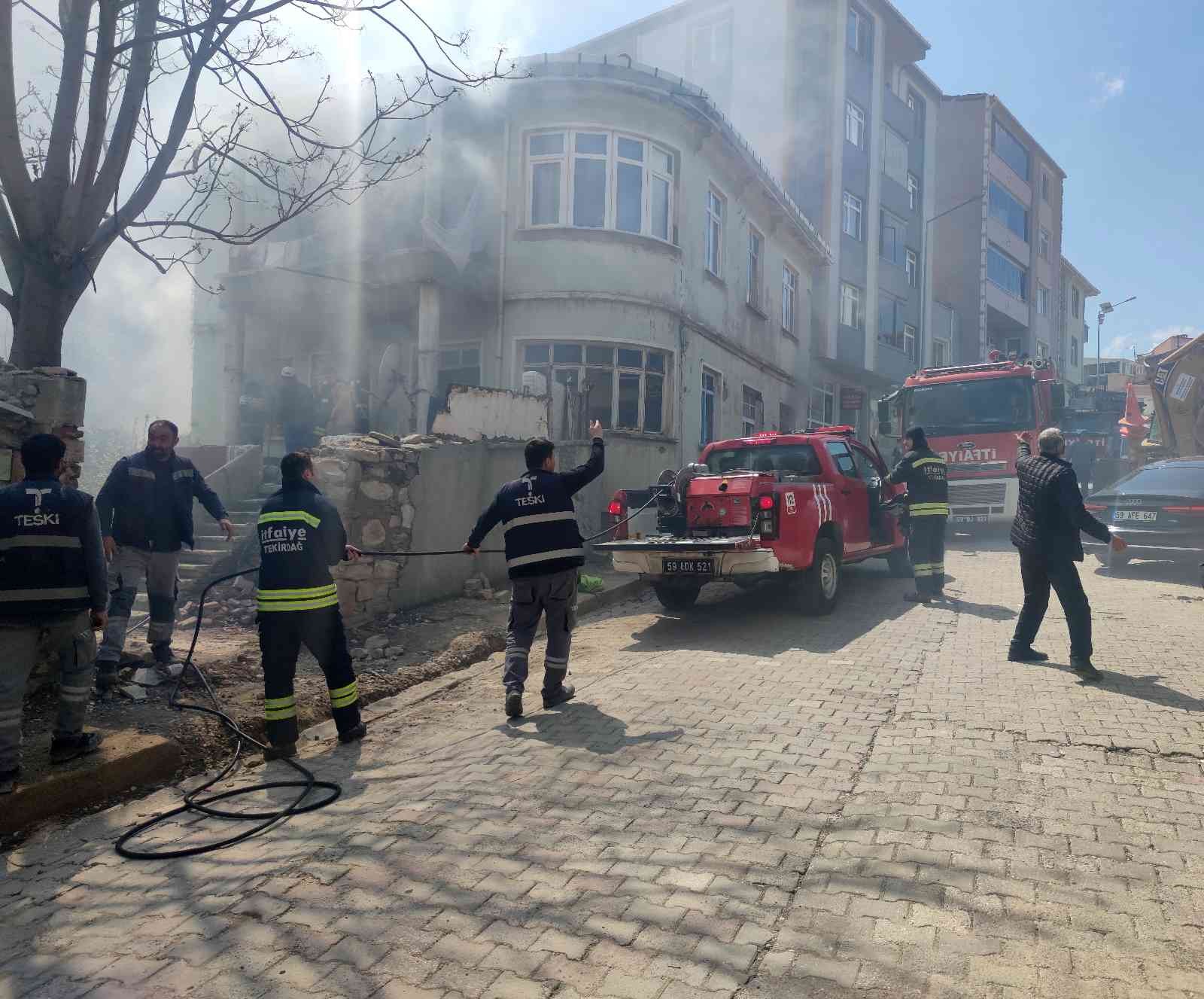 Tekirdağ’ın Malkara ilçesinde bulunan iki katlı evin birinci katında yangın çıktı. Şans eseri yangında yaralanan ve ölen olmadı. Olay, Hacıevhat ...