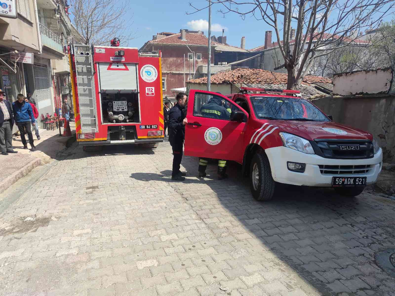 Tekirdağ’ın Malkara ilçesinde bulunan iki katlı evin birinci katında yangın çıktı. Şans eseri yangında yaralanan ve ölen olmadı. Olay, Hacıevhat ...