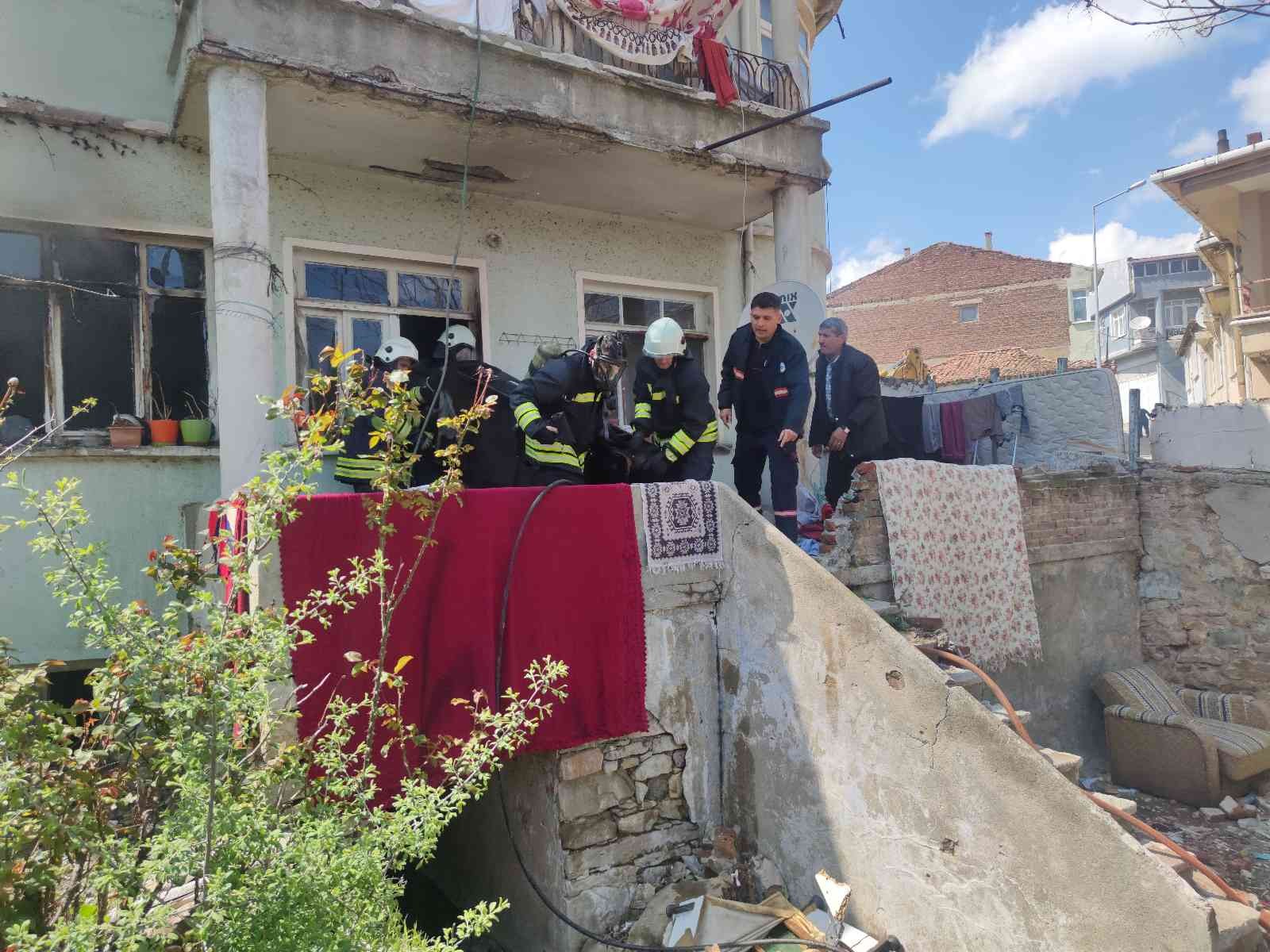 Tekirdağ’ın Malkara ilçesinde bulunan iki katlı evin birinci katında yangın çıktı. Şans eseri yangında yaralanan ve ölen olmadı. Olay, Hacıevhat ...