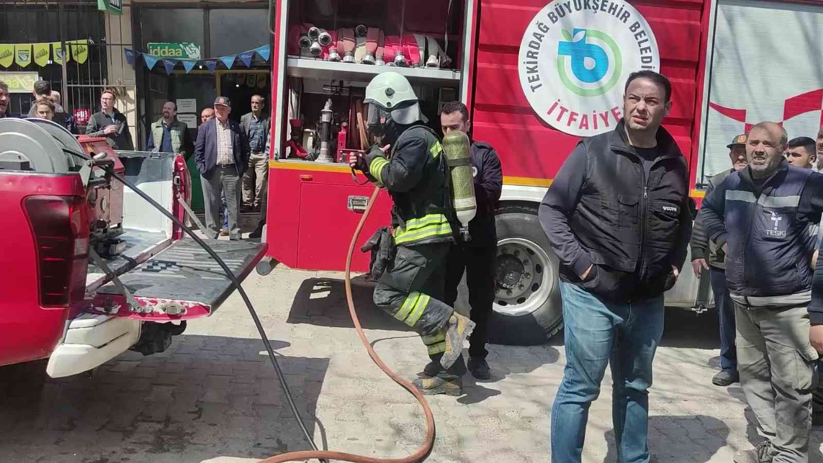 Tekirdağ’ın Malkara ilçesinde bulunan iki katlı evin birinci katında yangın çıktı. Şans eseri yangında yaralanan ve ölen olmadı. Olay, Hacıevhat ...