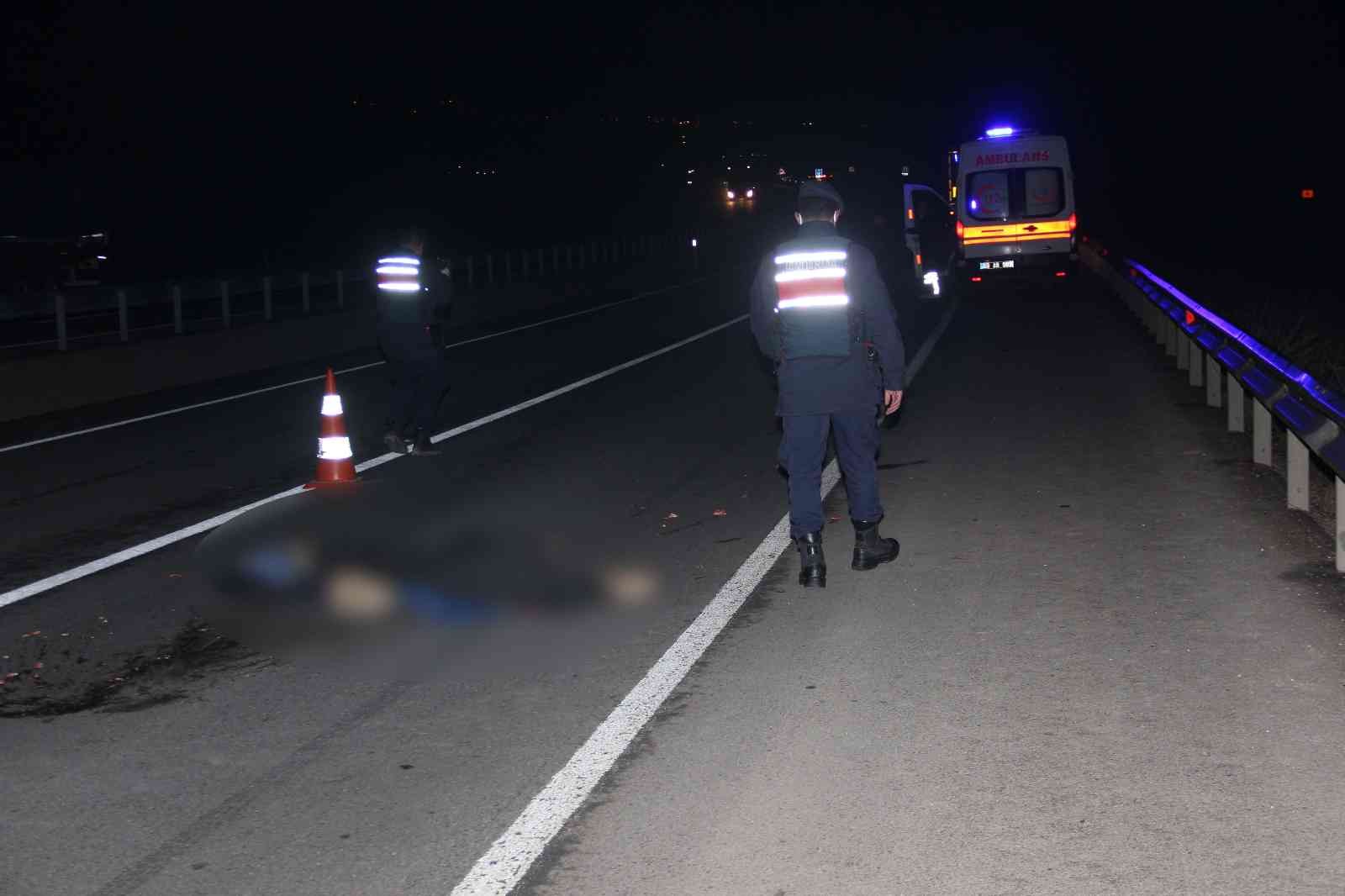 Tekirdağ’ın Malkara ilçesinde karayolunda gece saatlerinde yayan ilerleyen kimliği belirsiz bir kişi tırın altında kaldı. Tırın altında kalan ...