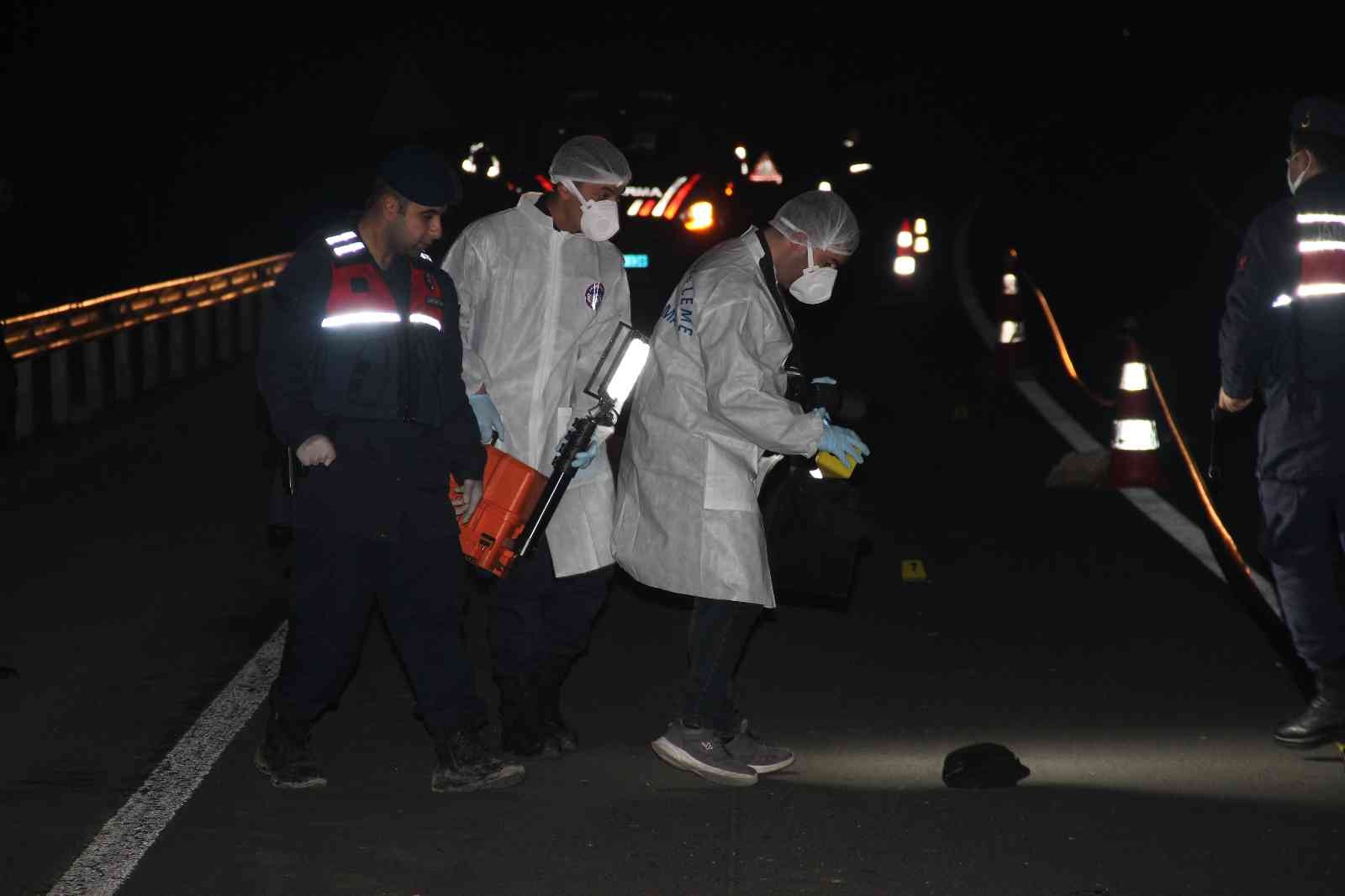 Tekirdağ’ın Malkara ilçesinde karayolunda gece saatlerinde yayan ilerleyen kimliği belirsiz bir kişi tırın altında kaldı. Tırın altında kalan ...