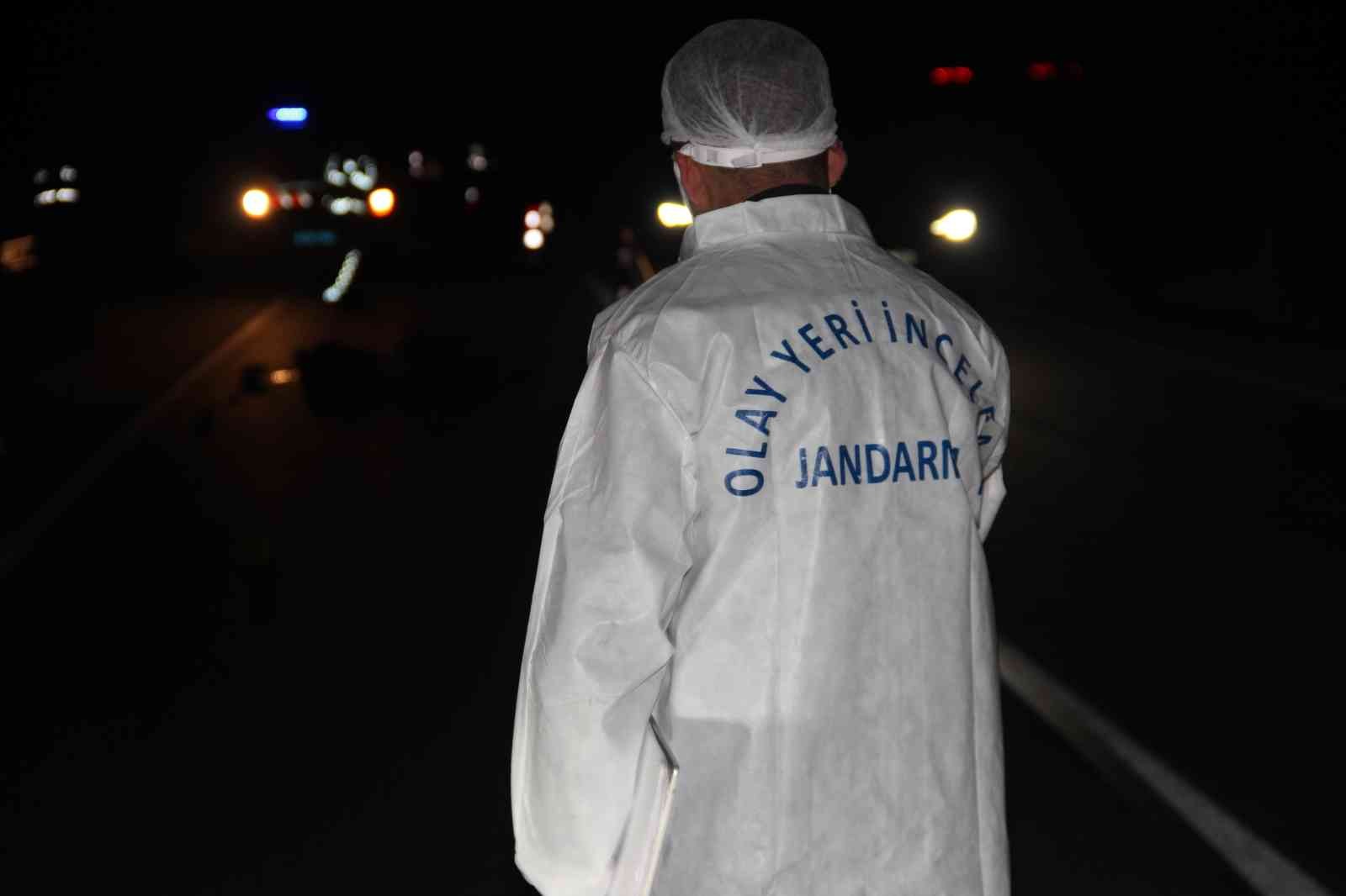 Tekirdağ’ın Malkara ilçesinde karayolunda gece saatlerinde yayan ilerleyen kimliği belirsiz bir kişi tırın altında kaldı. Tırın altında kalan ...