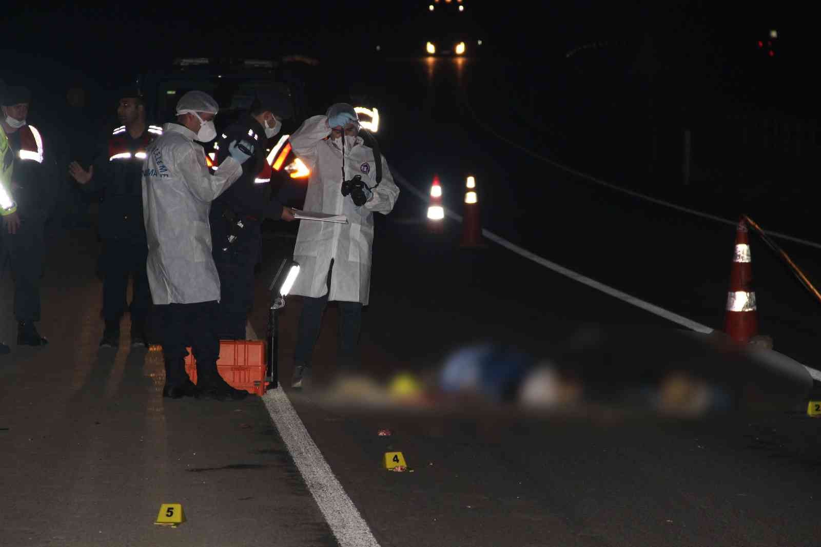 Tekirdağ’ın Malkara ilçesinde karayolunda gece saatlerinde yayan ilerleyen kimliği belirsiz bir kişi tırın altında kaldı. Tırın altında kalan ...