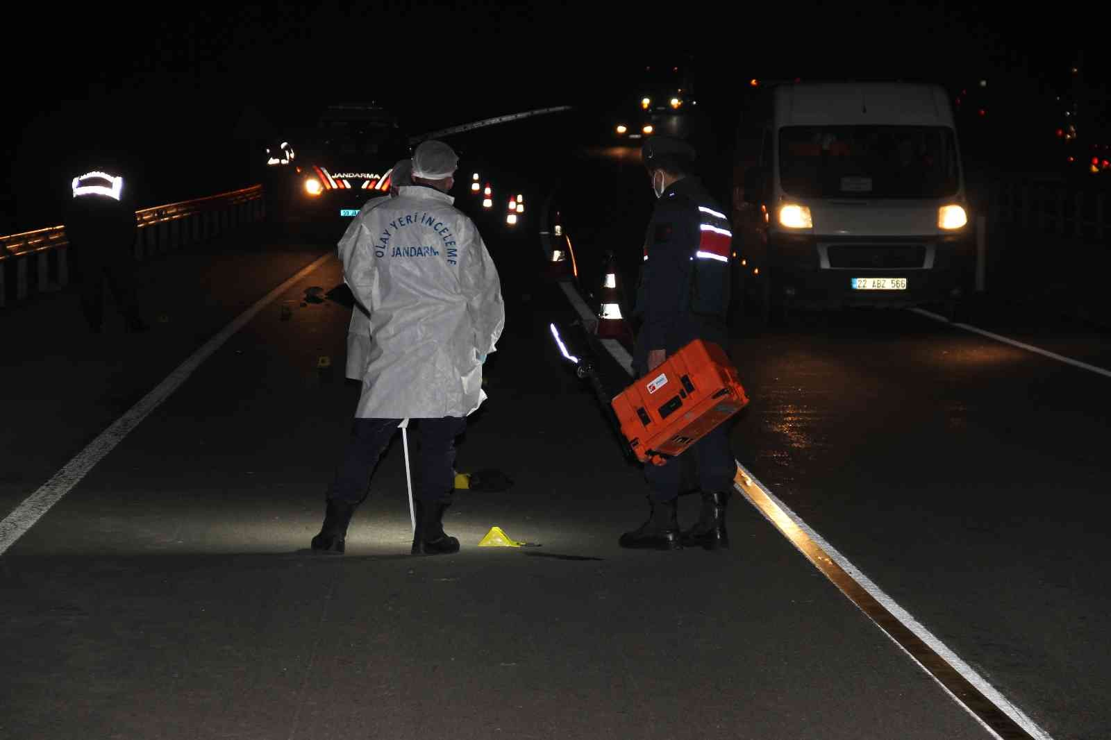 Tekirdağ’ın Malkara ilçesinde karayolunda gece saatlerinde yayan ilerleyen kimliği belirsiz bir kişi tırın altında kaldı. Tırın altında kalan ...