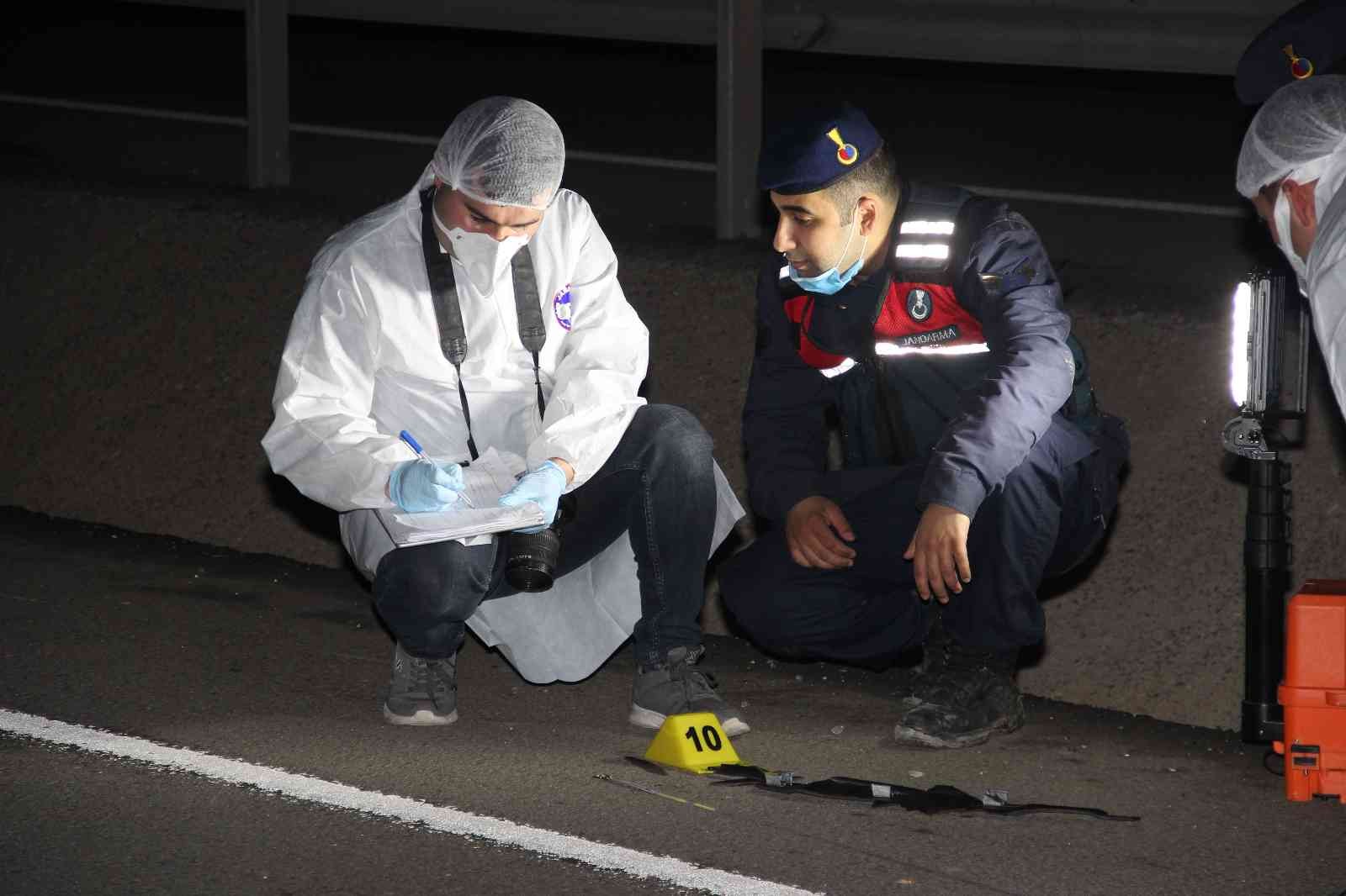 Tekirdağ’ın Malkara ilçesinde karayolunda gece saatlerinde yayan ilerleyen kimliği belirsiz bir kişi tırın altında kaldı. Tırın altında kalan ...