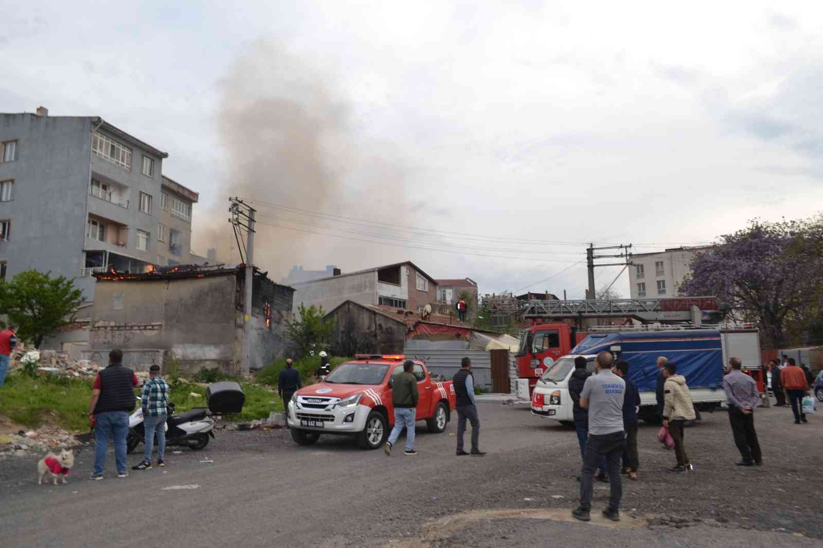 Tekirdağ Çorlu’da madde bağımlılarının yaktığı iddia edilen ahşap kaplı metruk evin alev topuna döndüğü anlar, bölgede haber çalışmasına çıktığı ...