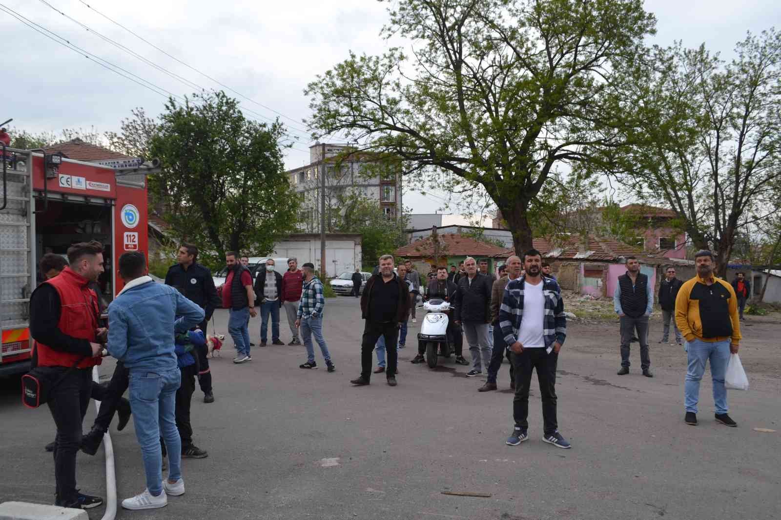 Tekirdağ Çorlu’da madde bağımlılarının yaktığı iddia edilen ahşap kaplı metruk evin alev topuna döndüğü anlar, bölgede haber çalışmasına çıktığı ...