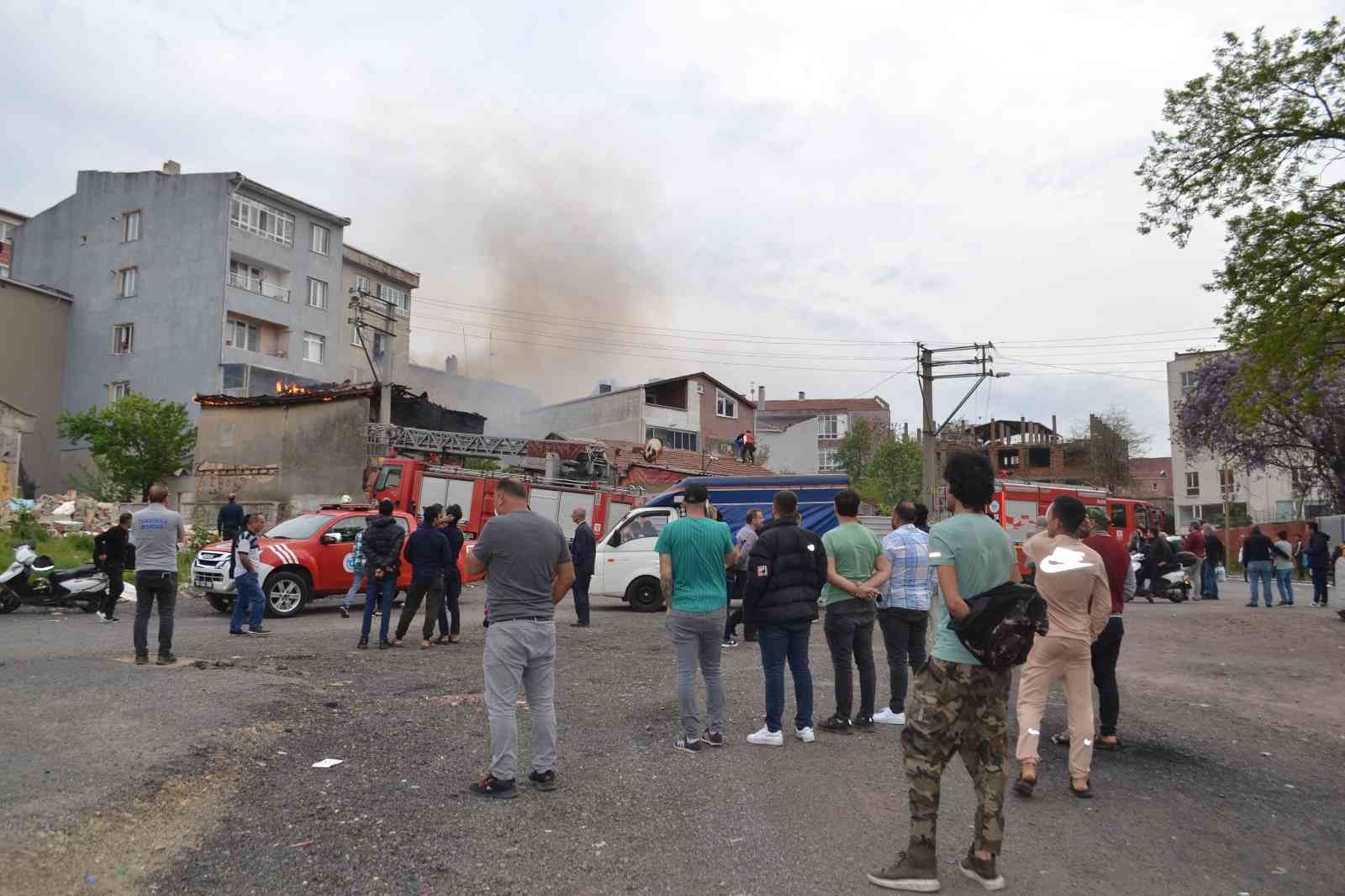 Tekirdağ Çorlu’da madde bağımlılarının yaktığı iddia edilen ahşap kaplı metruk evin alev topuna döndüğü anlar, bölgede haber çalışmasına çıktığı ...