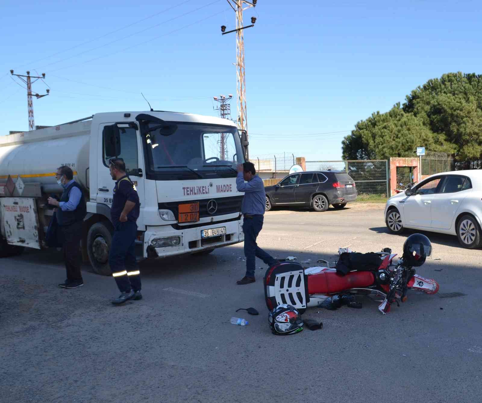 Tekirdağ Çorlu’da otobüse çarpmamak için yön değiştiren motosikletlinin, karşı yönden gelen tankerle kafa kafaya çarpışması sonucu 2 kişinin ...