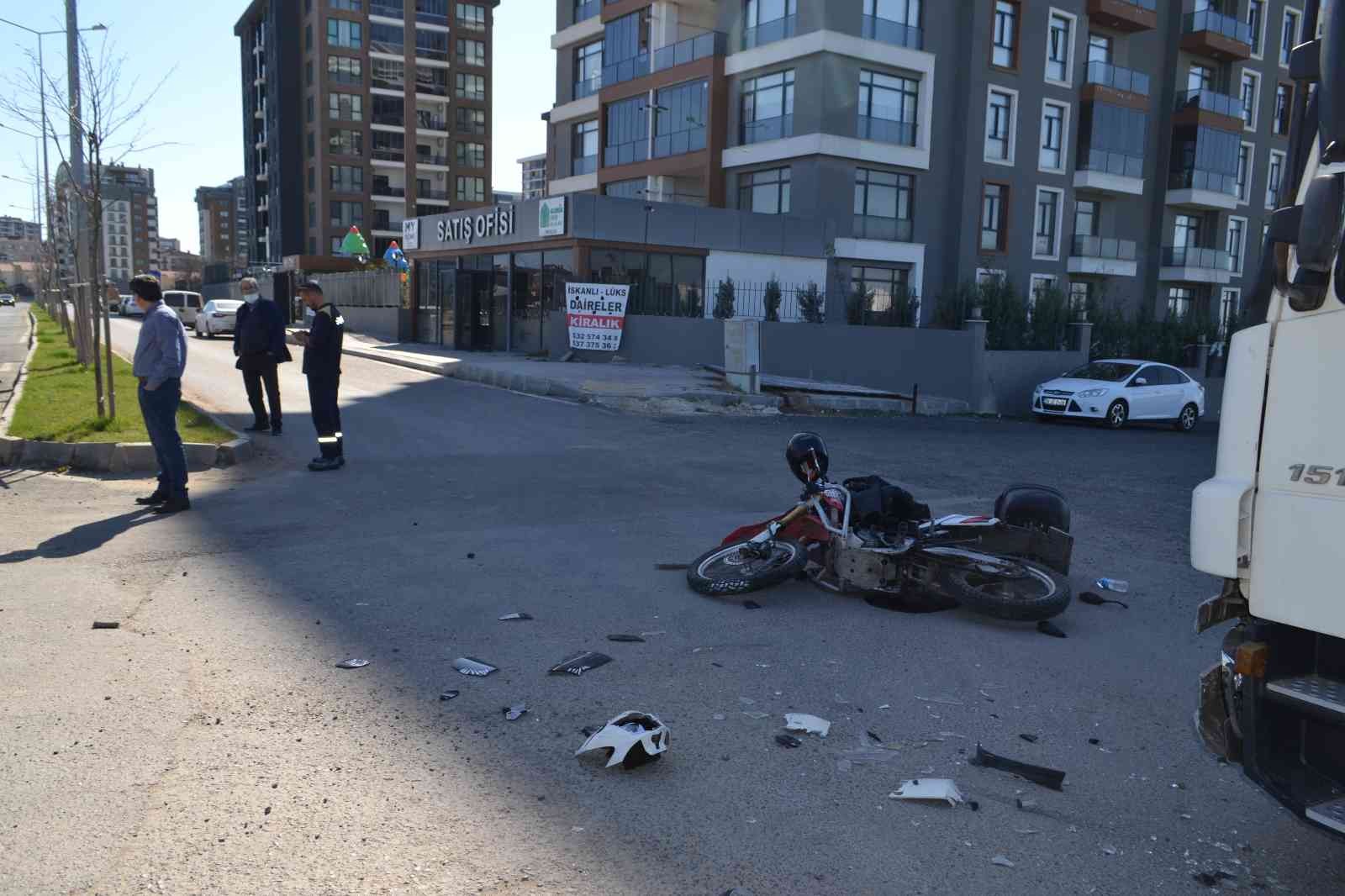 Tekirdağ Çorlu’da otobüse çarpmamak için yön değiştiren motosikletlinin, karşı yönden gelen tankerle kafa kafaya çarpışması sonucu 2 kişinin ...