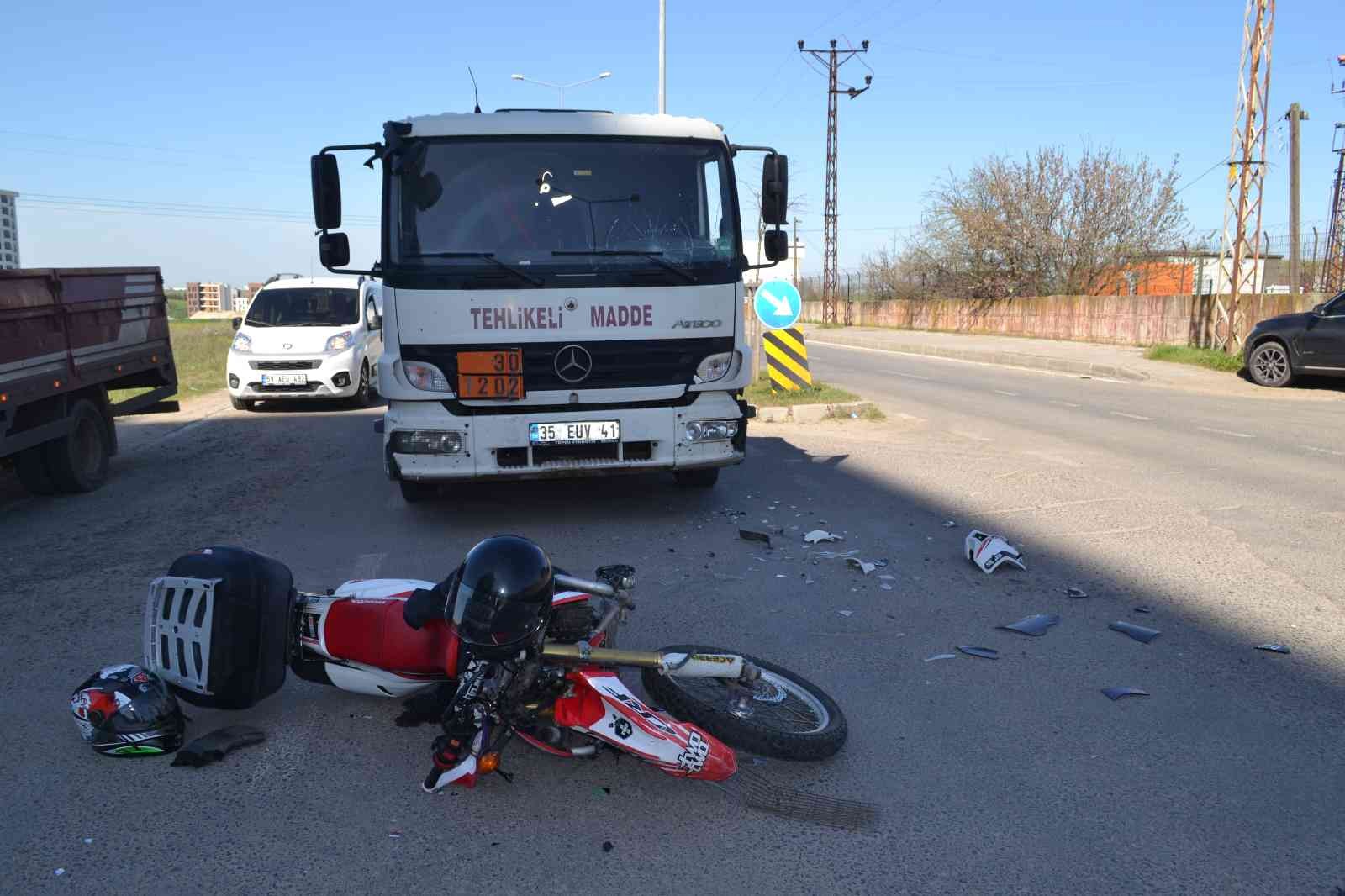 Tekirdağ Çorlu’da otobüse çarpmamak için yön değiştiren motosikletlinin, karşı yönden gelen tankerle kafa kafaya çarpışması sonucu 2 kişinin ...