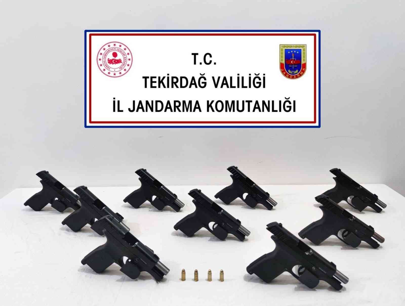 Tekirdağ’ın Saray ilçesinde jandarmanın düzenlediği operasyonda ruhsatsız 9 adet tabanca ele geçirildi, 4 şüpheli gözaltına alındı. Edinilen ...