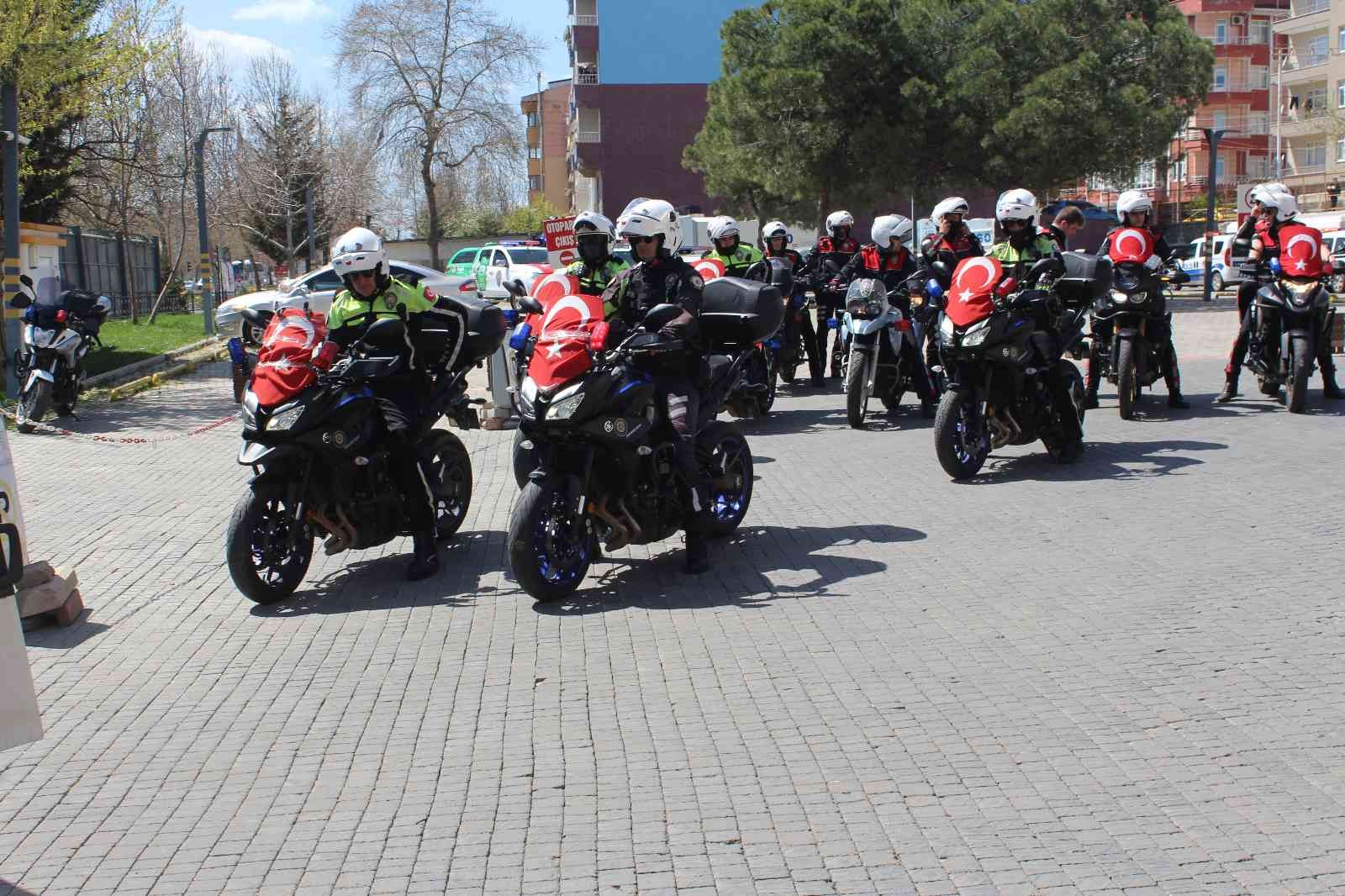 Tekirdağ’da ‘Polis Haftası’ sebebiyle Tekirdağ İl Emniyet Müdürlüğü tarafından konvoy düzenlendi. Emniyet emrinde yer alan araçlarla şehir turu ...