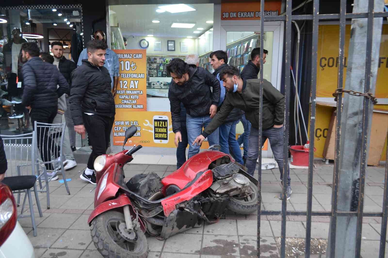 Tekirdağ’ın Çorlu ilçesinde sıfır aldığı telefonu beğenmeyen müşteri ile esnaf arasında sandalye ve sopalı kavga çıktı. Olay, Hıdırağa Mahallesi ...