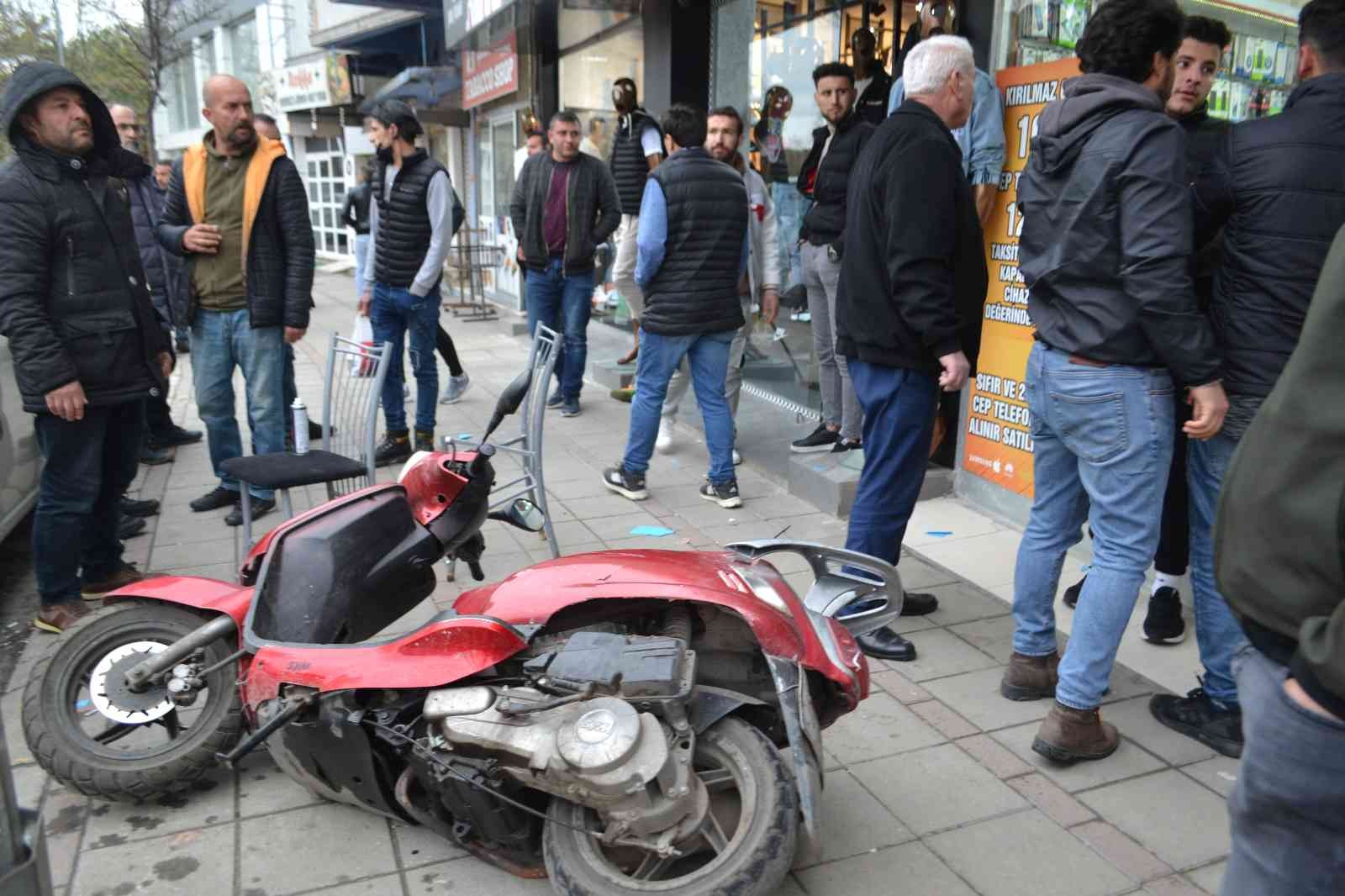 Tekirdağ’ın Çorlu ilçesinde sıfır aldığı telefonu beğenmeyen müşteri ile esnaf arasında sandalye ve sopalı kavga çıktı. Olay, Hıdırağa Mahallesi ...