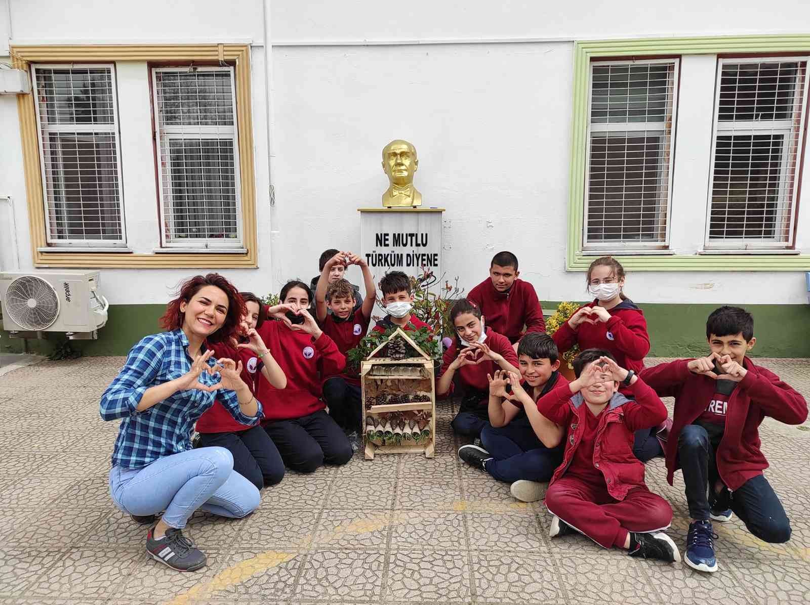 Yalova’da Türkiye Erozyonla Mücadele Ağaçlandırma ve Doğal Varlıkları Koruma Vakfı (TEMA) gönüllüsü öğrenciler “Böcek Oteli” projesini hayata ...