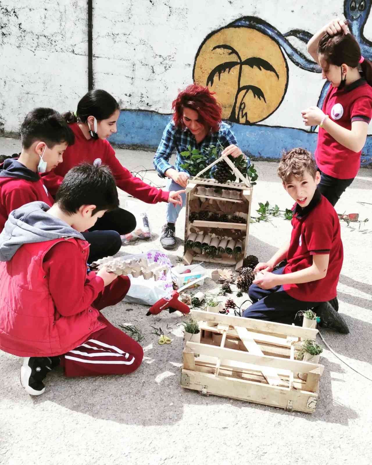 Yalova’da Türkiye Erozyonla Mücadele Ağaçlandırma ve Doğal Varlıkları Koruma Vakfı (TEMA) gönüllüsü öğrenciler “Böcek Oteli” projesini hayata ...