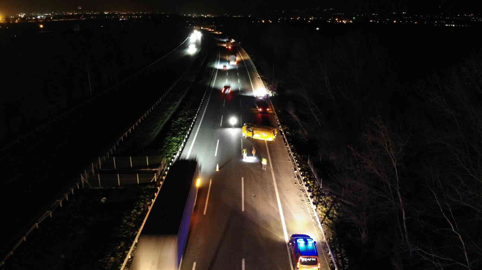 TEM Otoyolu Sakarya geçişinde minibüs ile otomobilin çarpışması neticesinde meydana gelen trafik kazasında 7 kişi yaralandı. Kazada yaklaşık 50 ...