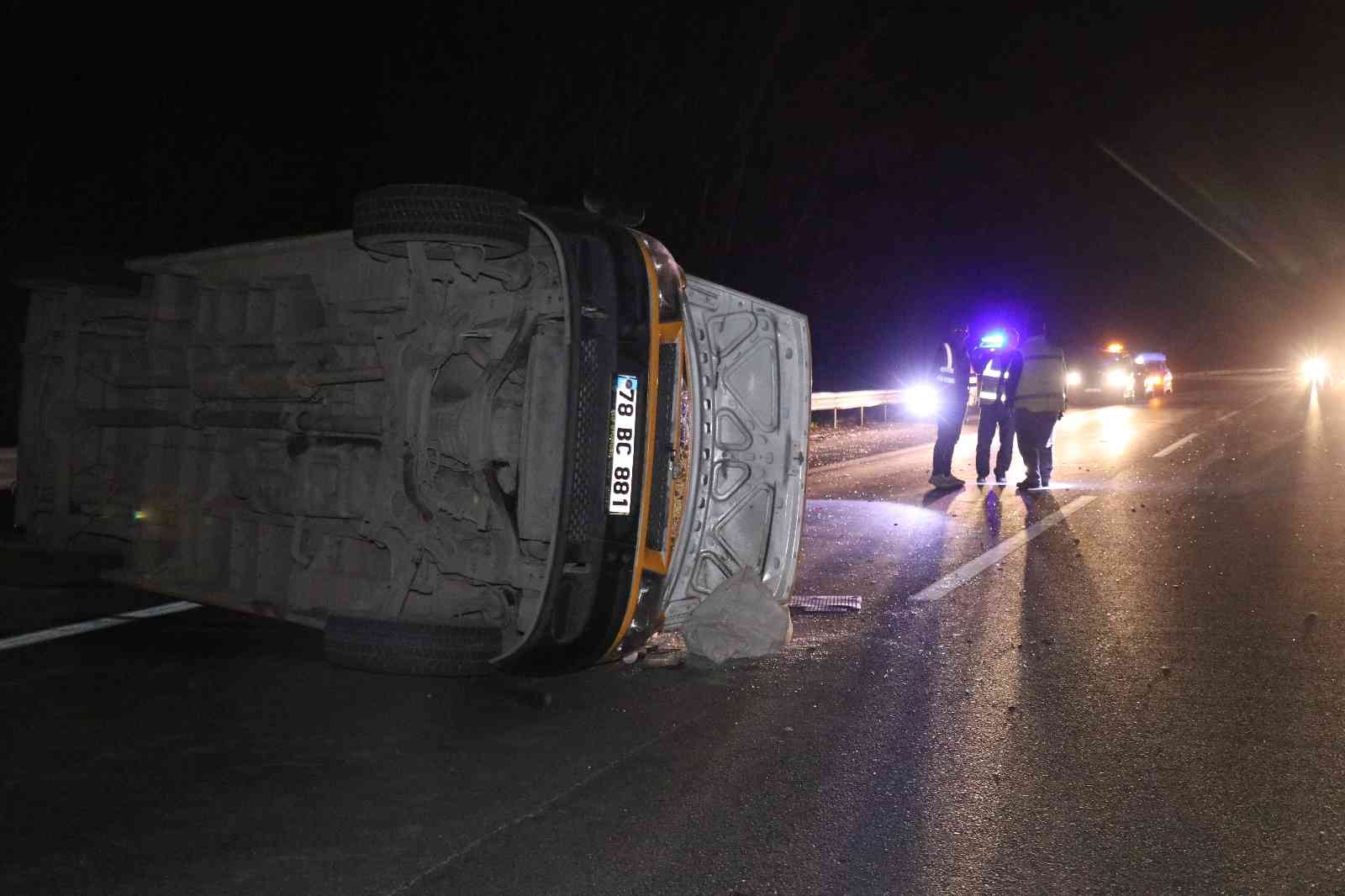 TEM Otoyolu Sakarya geçişinde minibüs ile otomobilin çarpışması neticesinde meydana gelen trafik kazasında 7 kişi yaralandı. Kazada yaklaşık 50 ...