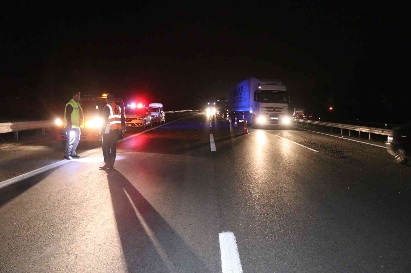 TEM Otoyolu Sakarya geçişinde minibüs ile otomobilin çarpışması neticesinde meydana gelen trafik kazasında 7 kişi yaralandı. Kazada yaklaşık 50 ...