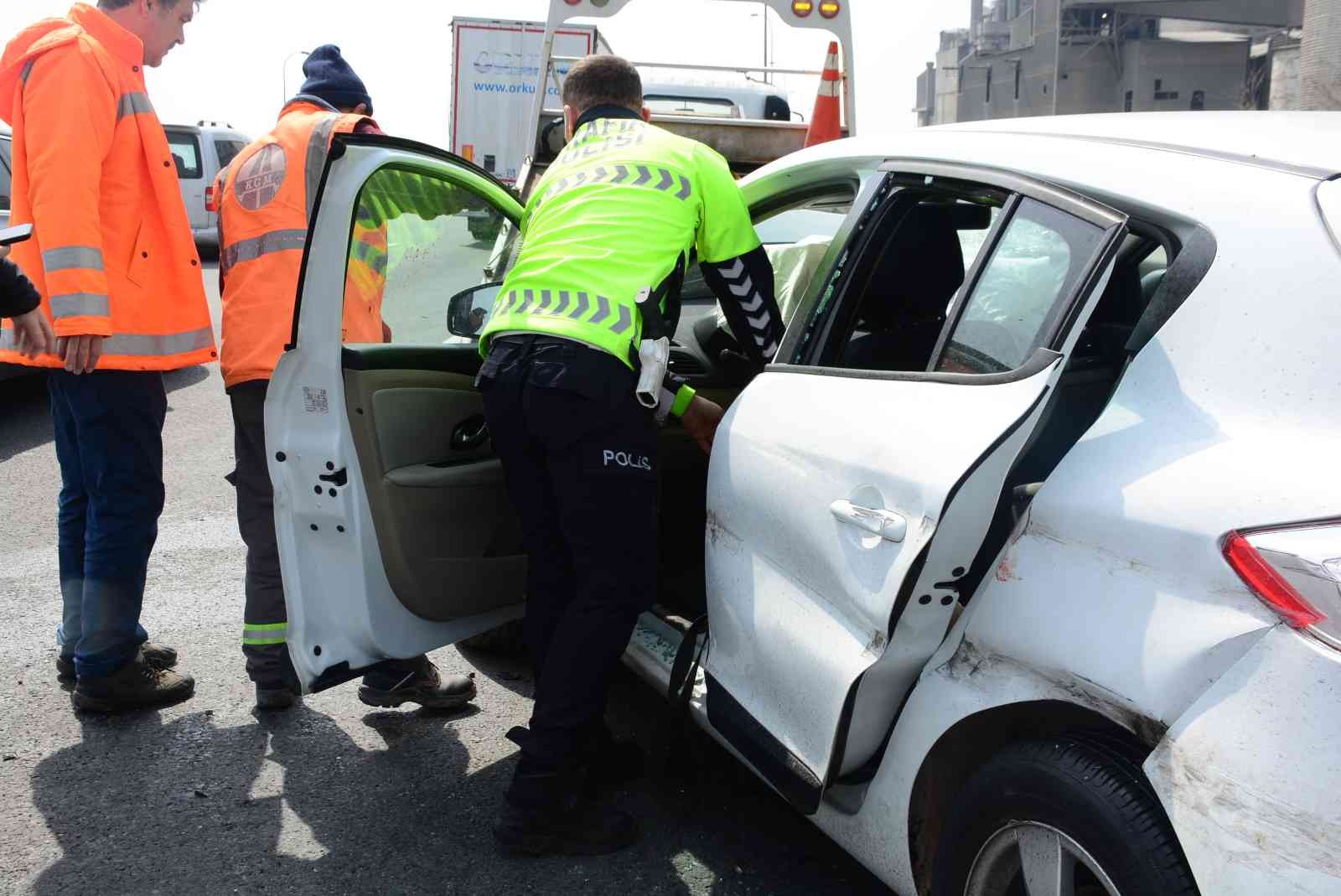 Kocaeli TEM Otoyolu’nda otomobilin bariyerlerle çarpması neticesinde meydana gelen kazada 1’i bebek 2 kişi yaralandı. Kaza, Körfez ilçesi TEM ...