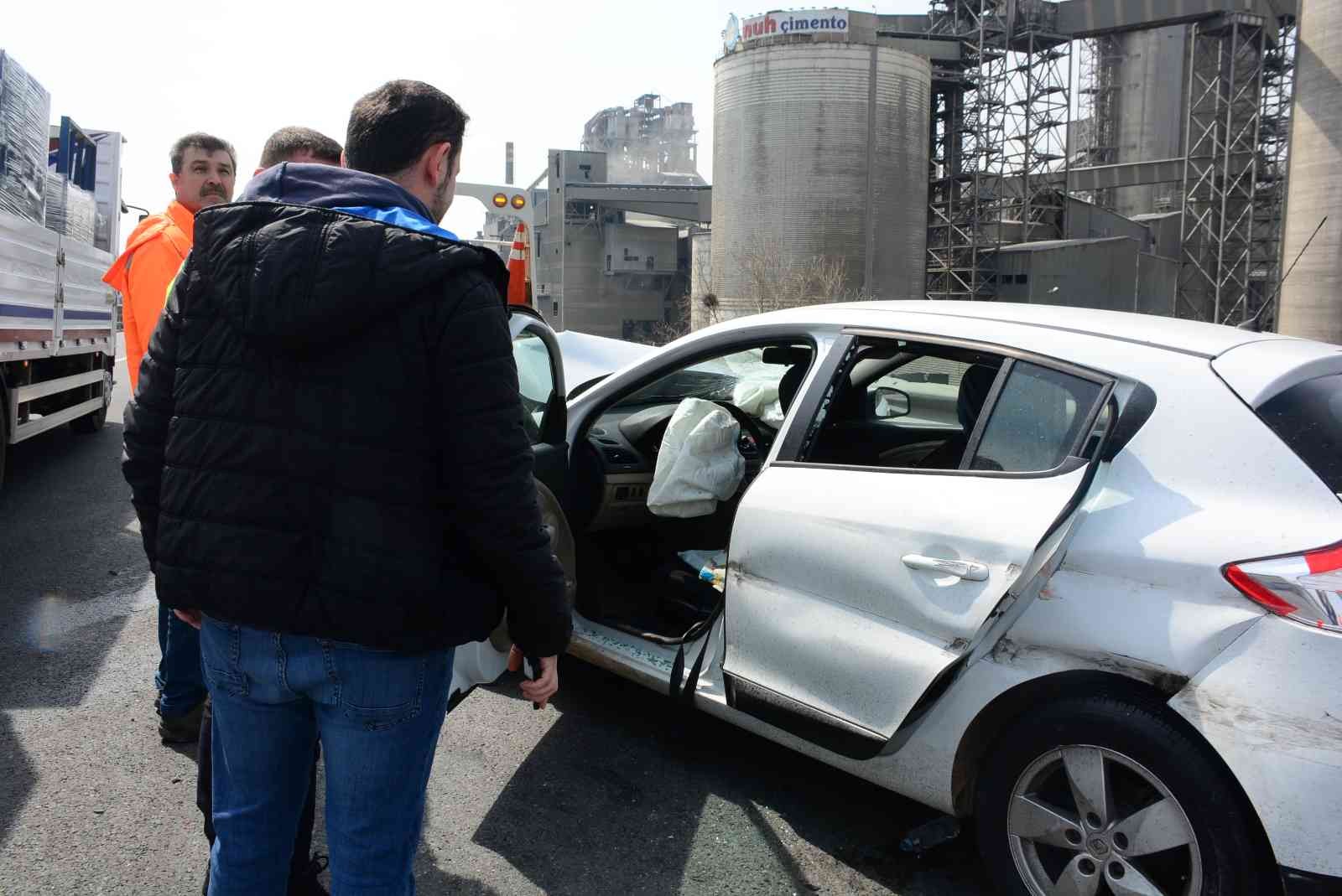 Kocaeli TEM Otoyolu’nda otomobilin bariyerlerle çarpması neticesinde meydana gelen kazada 1’i bebek 2 kişi yaralandı. Kaza, Körfez ilçesi TEM ...