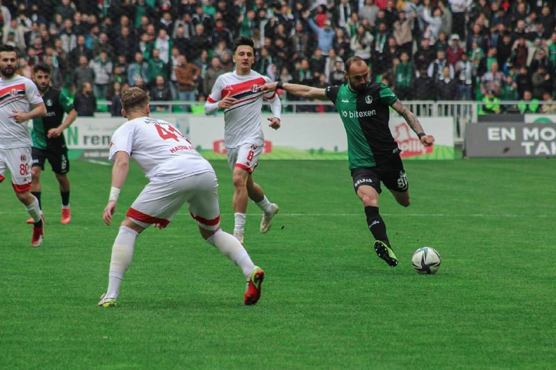 0 mağlup etti. Stat: Yeni Sakarya Atatürk Hakemler: Tarık Güldal xx, Enes Biroğlu xx, Şafak Nalbantoğlu xx, Okan Kayataş xx Sakaryaspor: Furkan ...