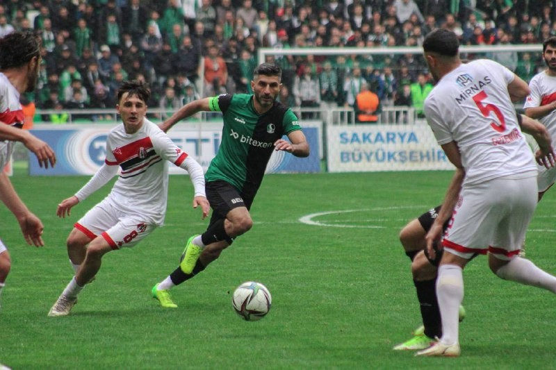 0 mağlup etti. Stat: Yeni Sakarya Atatürk Hakemler: Tarık Güldal xx, Enes Biroğlu xx, Şafak Nalbantoğlu xx, Okan Kayataş xx Sakaryaspor: Furkan ...