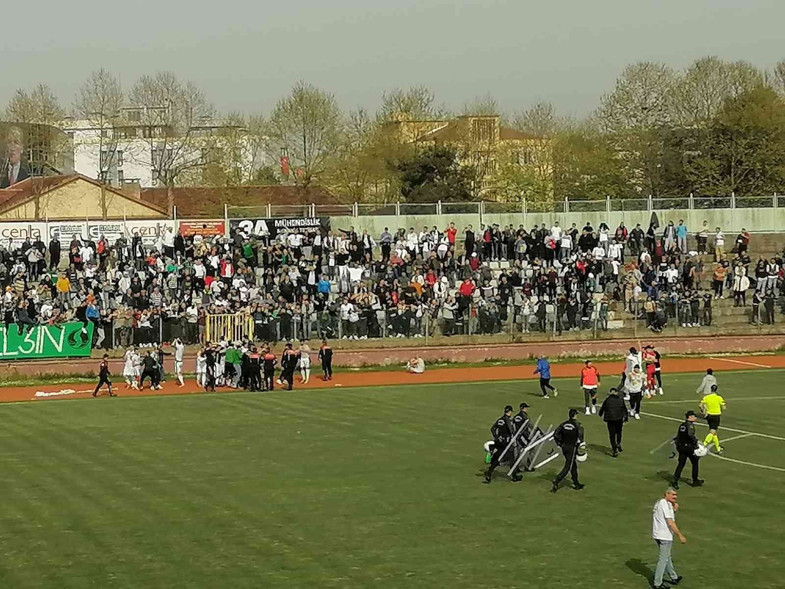 Yalova’da, Sapanca Gençlikspor ile İnegöl Kafkas Gençlikspor arasında oynanan TFF 3. Lig’e yükselme müsabakası sonrasında taraftarların sahaya ...