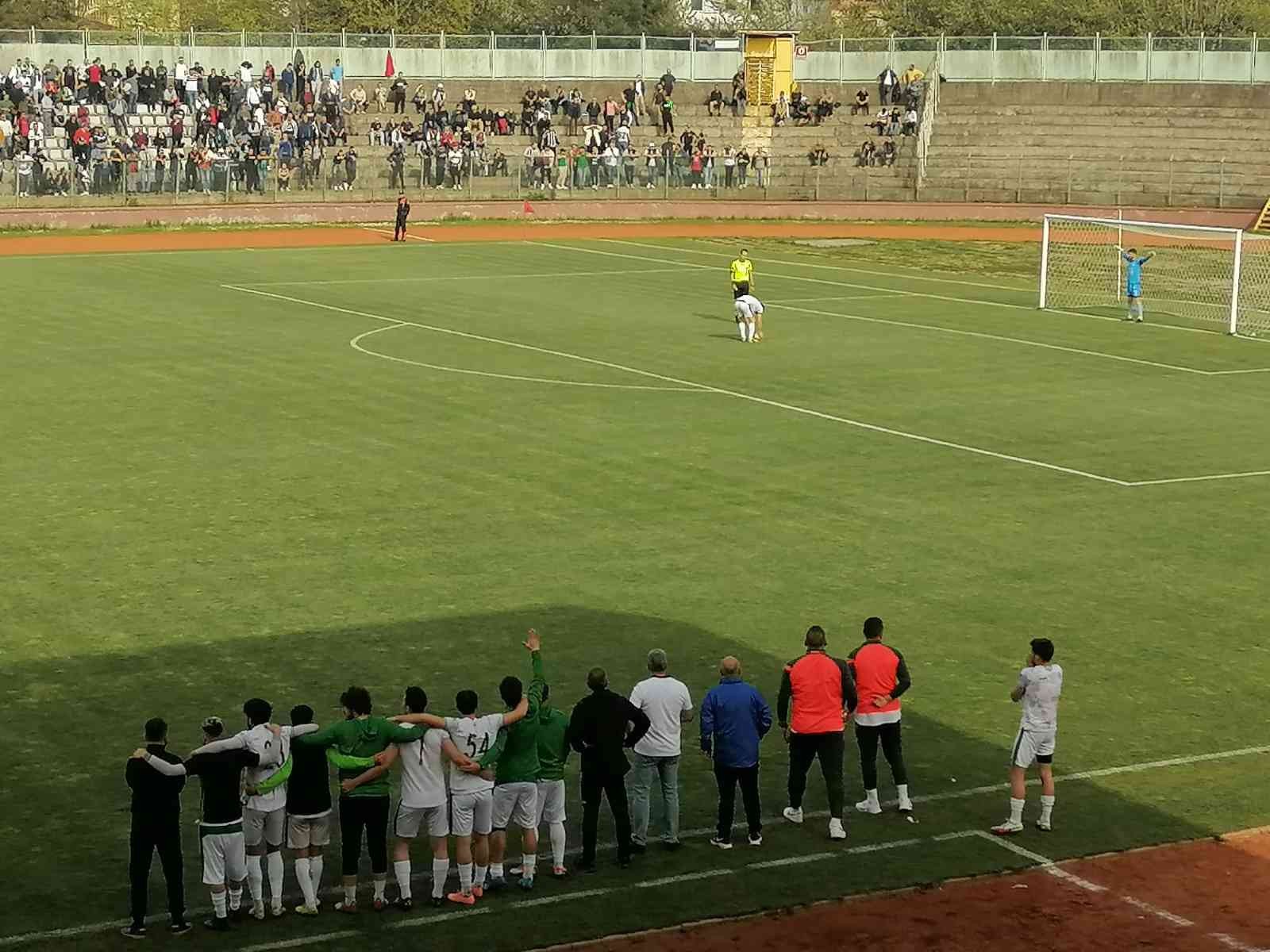 Yalova’da, Sapanca Gençlikspor ile İnegöl Kafkas Gençlikspor arasında oynanan TFF 3. Lig’e yükselme müsabakası sonrasında taraftarların sahaya ...