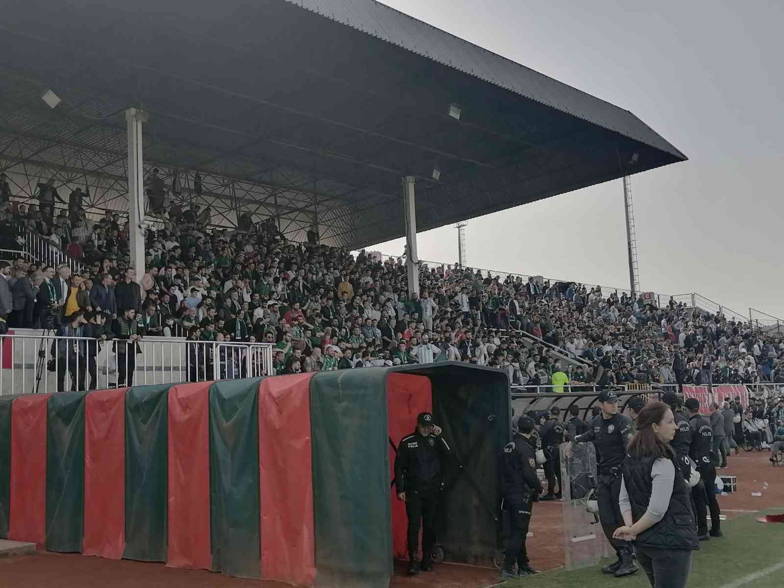 Yalova’da, Sapanca Gençlikspor ile İnegöl Kafkas Gençlikspor arasında oynanan TFF 3. Lig’e yükselme müsabakası sonrasında taraftarların sahaya ...