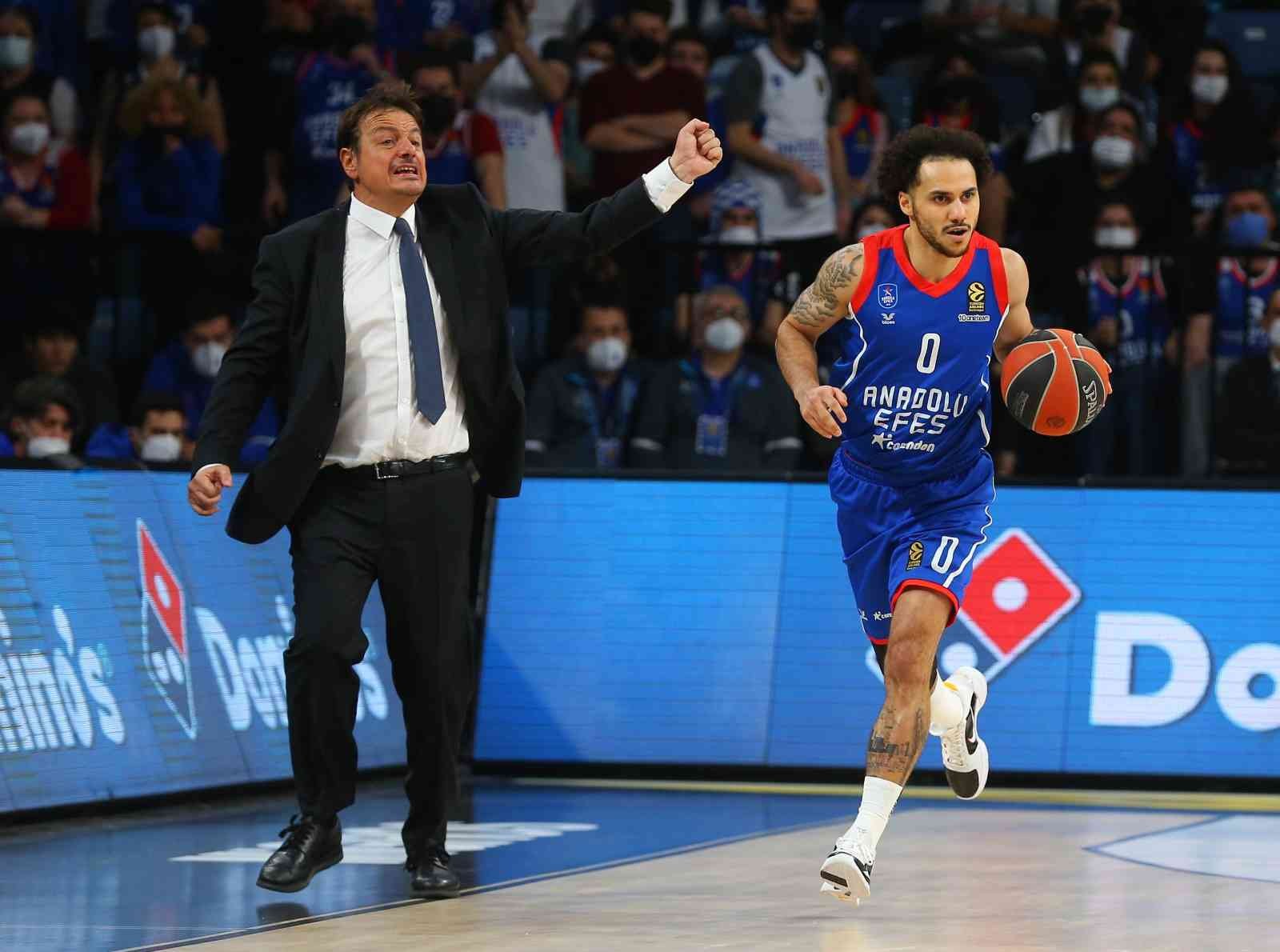 THY Euroleague’de Anadolu Efes’in yıldız basketbolcusu Shane Larkin, ALBA Berlin karşısında 28 sayı, 8 asist, 5 ribaund ve 4 top çalma ile oynadı ...