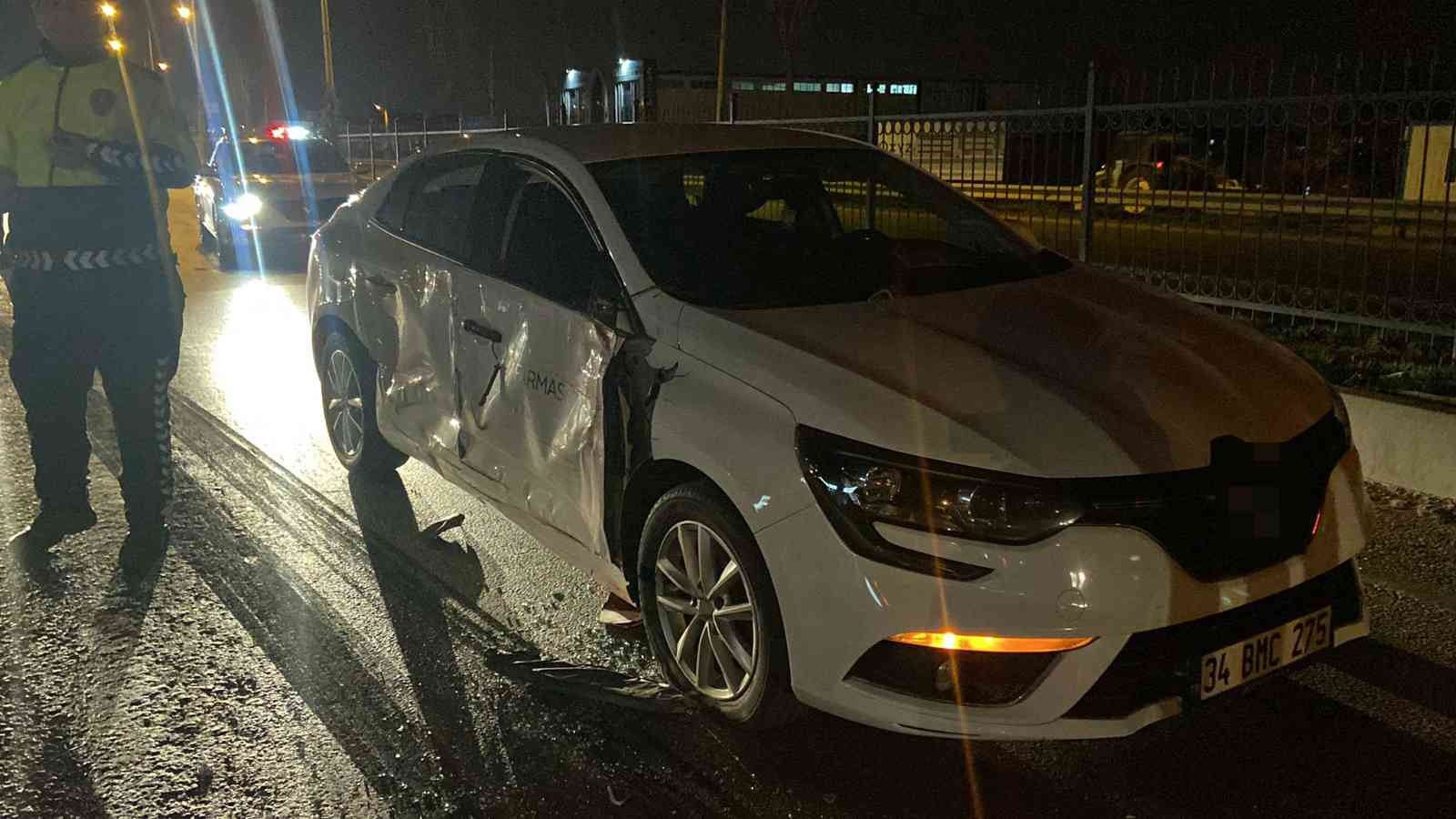 Bursa’nın İnegöl ilçesinde meydana gelen kazada, kontrolden çıkan tır , kırmızı ışıkta bekleyen 2 otomobile çarptı; 3 kişi yaralandı. Kaza, Bursa ...