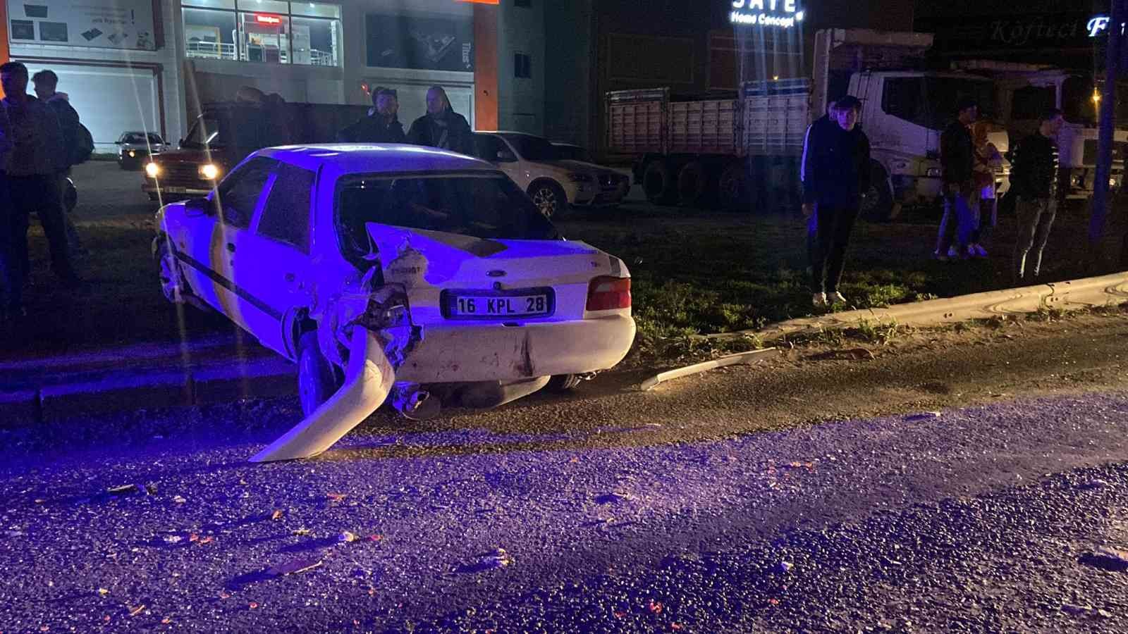 Bursa’nın İnegöl ilçesinde meydana gelen kazada, kontrolden çıkan tır , kırmızı ışıkta bekleyen 2 otomobile çarptı; 3 kişi yaralandı. Kaza, Bursa ...