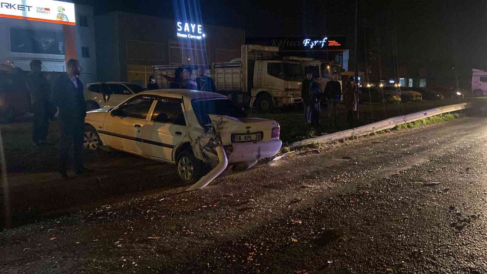 Bursa’nın İnegöl ilçesinde meydana gelen kazada, kontrolden çıkan tır , kırmızı ışıkta bekleyen 2 otomobile çarptı; 3 kişi yaralandı. Kaza, Bursa ...