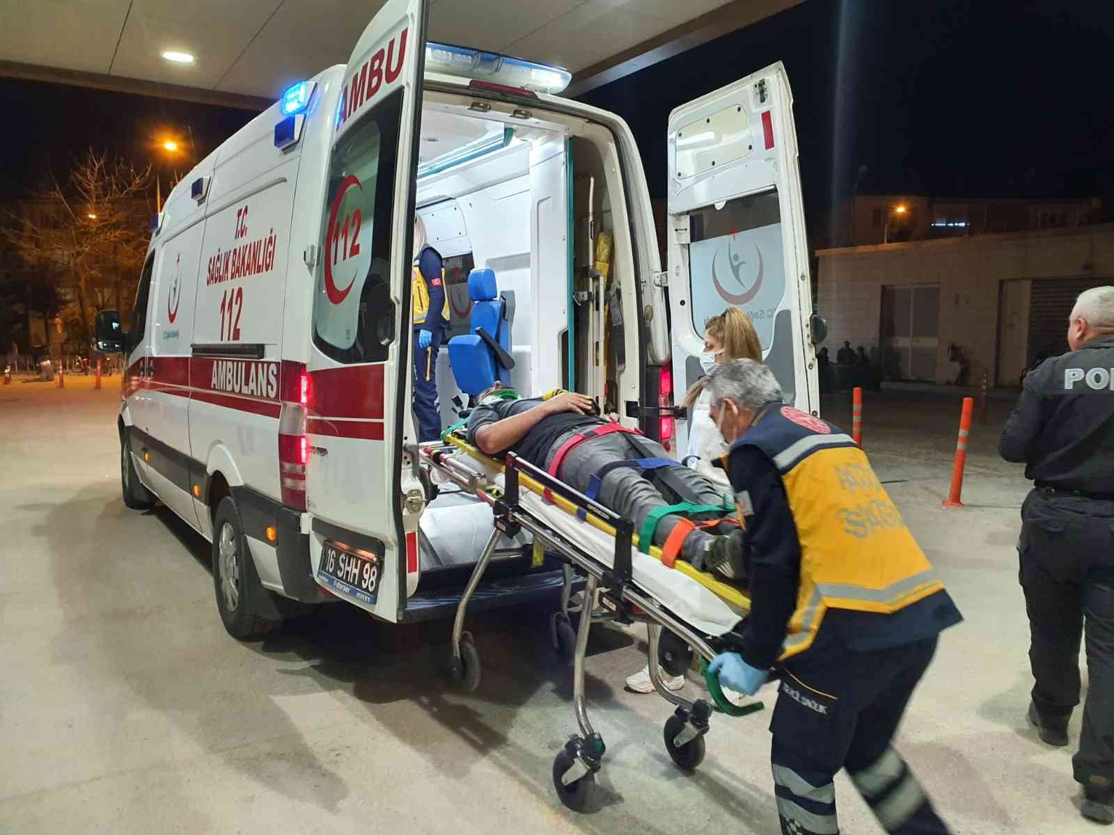 Bursa’nın İnegöl ilçesinde meydana gelen kazada, kontrolden çıkan tır , kırmızı ışıkta bekleyen 2 otomobile çarptı; 3 kişi yaralandı. Kaza, Bursa ...