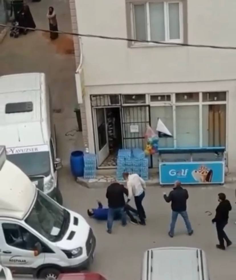 Bursa’da trafikte yol verme tartışmasında kan aktı. Sürücülerden biri tartıştığı diğer sürücüye kafa atarak yaraladı. Bu anlar saniye saniye ...