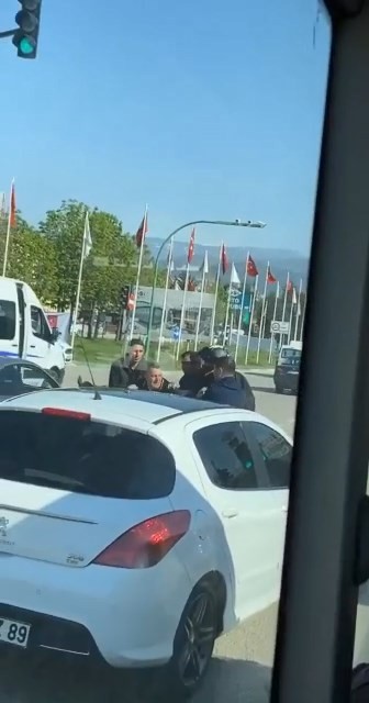 Bursa’da yol verme meselesi yüzünden tartışan iki sürücü trafik ışıklarında tekmeli yumruklu kavgaya tutuştu. O anlar başka bir vatandaş ...