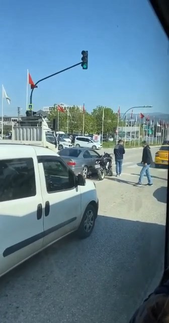 Bursa’da yol verme meselesi yüzünden tartışan iki sürücü trafik ışıklarında tekmeli yumruklu kavgaya tutuştu. O anlar başka bir vatandaş ...