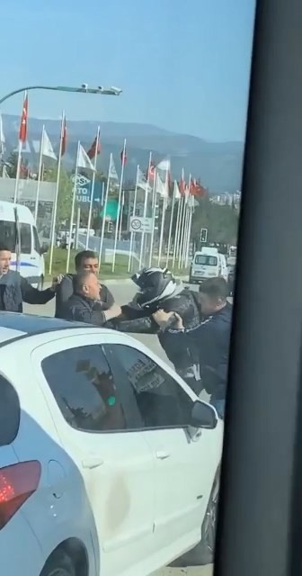 Bursa’da yol verme meselesi yüzünden tartışan iki sürücü trafik ışıklarında tekmeli yumruklu kavgaya tutuştu. O anlar başka bir vatandaş ...