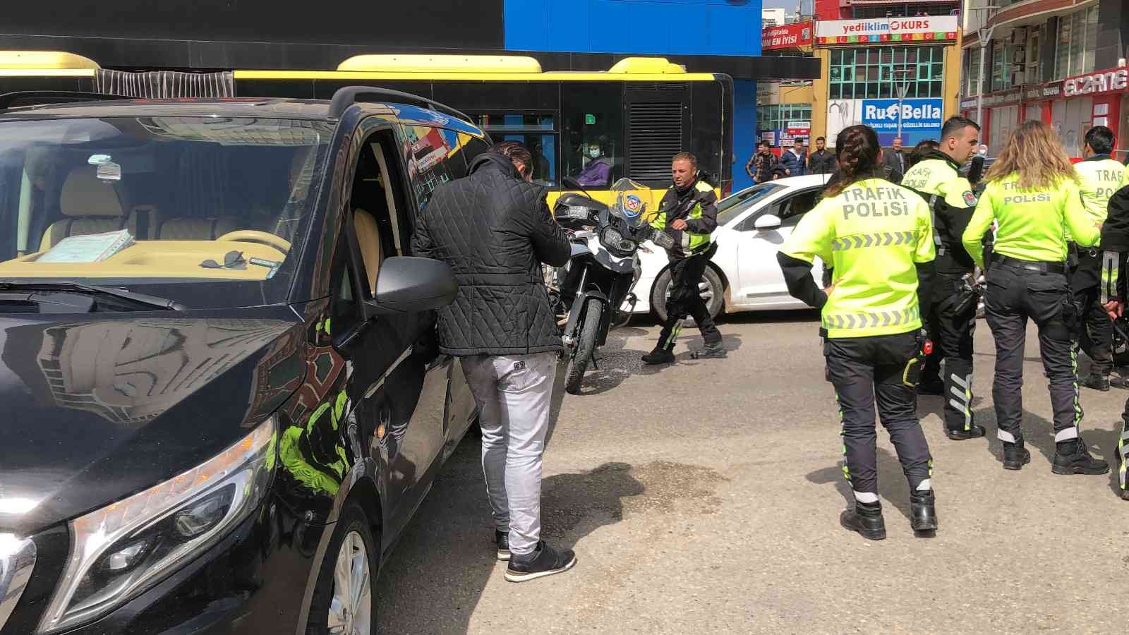 Bursa’nın en işlek caddesinde kontrolsüz şerit değiştiren tur minibüsü ile motosikletli trafik polisleri çarpıştı. Kazada motosiklette bulunan ...