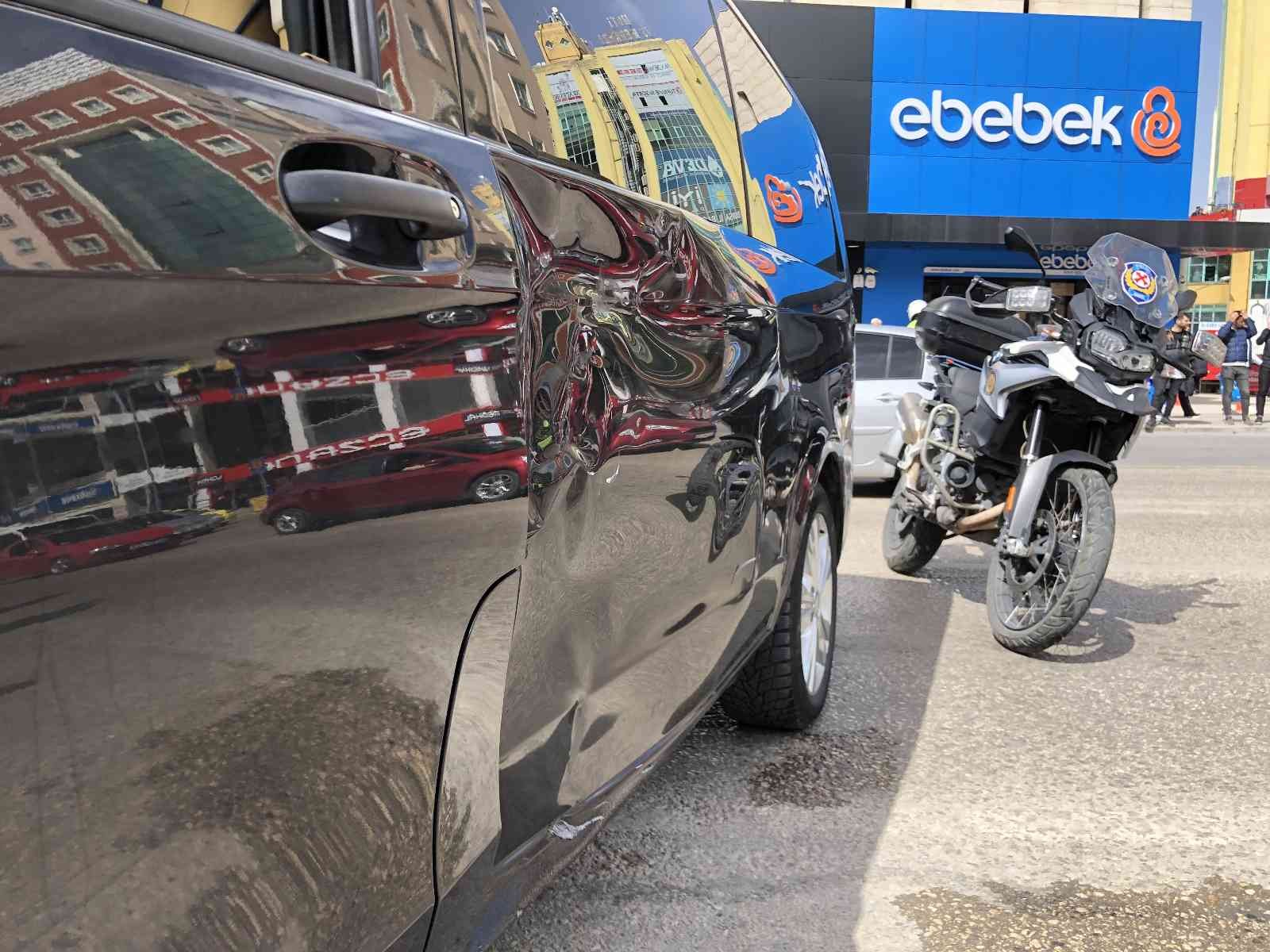 Bursa’nın en işlek caddesinde kontrolsüz şerit değiştiren tur minibüsü ile motosikletli trafik polisleri çarpıştı. Kazada motosiklette bulunan ...