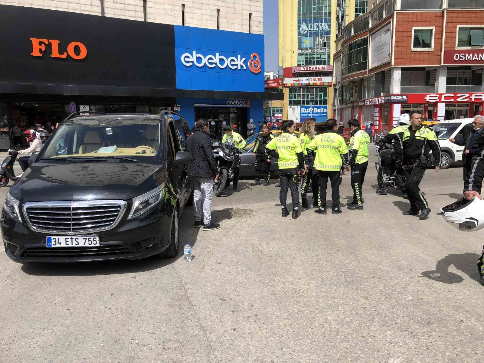 Bursa’nın en işlek caddesinde kontrolsüz şerit değiştiren tur minibüsü ile motosikletli trafik polisleri çarpıştı. Kazada motosiklette bulunan ...