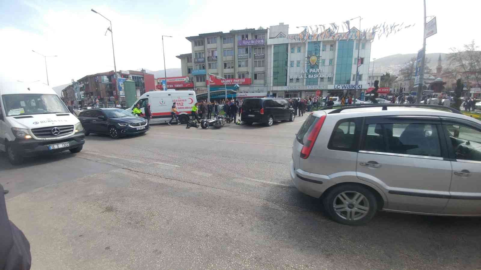 Bursa’nın en işlek caddesinde kontrolsüz şerit değiştiren tur minibüsü ile motosikletli trafik polisleri çarpıştı. Kazada motosiklette bulunan ...