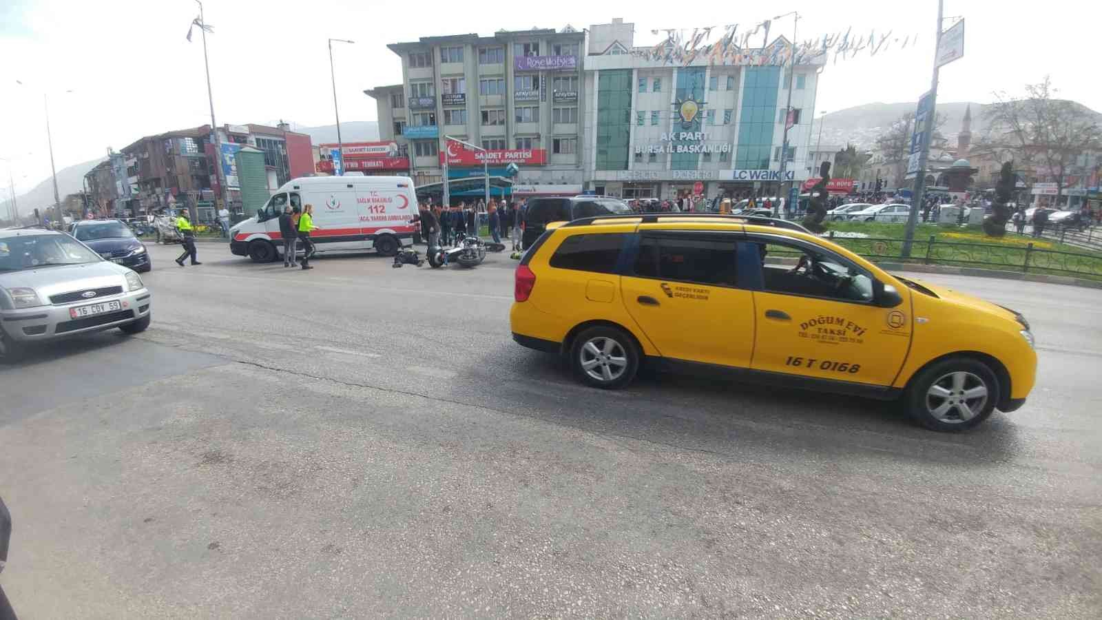 Bursa’nın en işlek caddesinde kontrolsüz şerit değiştiren tur minibüsü ile motosikletli trafik polisleri çarpıştı. Kazada motosiklette bulunan ...